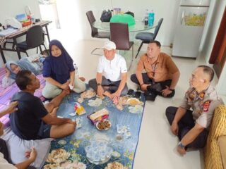 ‎Bentuk Peduli, Polsek Cileles Sambangi Kades Daroyon Sedang Sakit