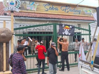 Arbm Menggelar Aksi Damai Di Depan Kantor Bupati Lebak Dan Gedung Dprd Kabupaten Lebak