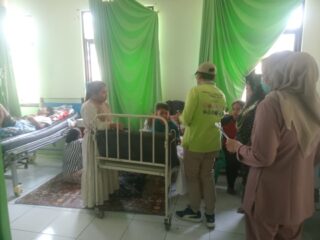 Kepala Puskesmas Muncang H. Alwani Turun Langsung Tangani Pasien, Warga Apresiasi Pelayanan Sigap