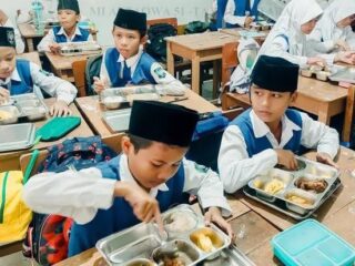Makanan Tidak Sehat Biasanya Dari Kantin, Diaspora: Karyakan Sebagai Pegawai Dapur Sekolah Mbg