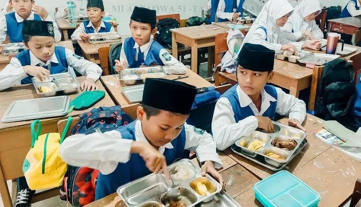 Makanan Tidak Sehat Biasanya Dari Kantin, Diaspora: Karyakan Sebagai Pegawai Dapur Sekolah Mbg 1 Makanan Tidak Sehat Biasanya Dari Kantin, Diaspora: Karyakan Sebagai Pegawai Dapur Sekolah Mbg