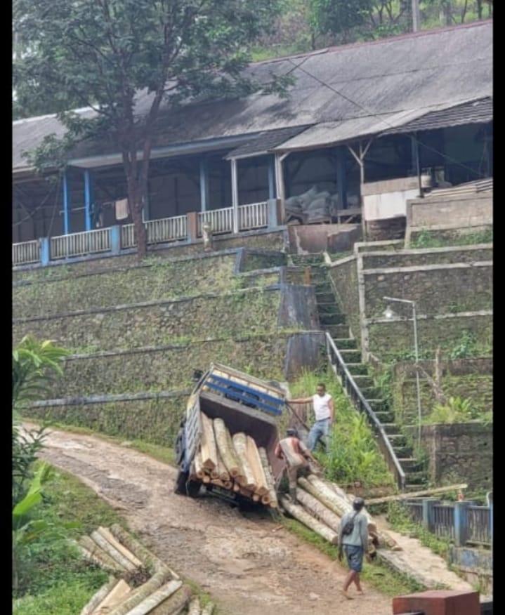 Jalan Desa Pasirnangka Rusak Bertahun-Tahun, Truk Pengangkut Kayu Terperosok 1 Jalan Desa Pasirnangka Rusak Bertahun Tahun
