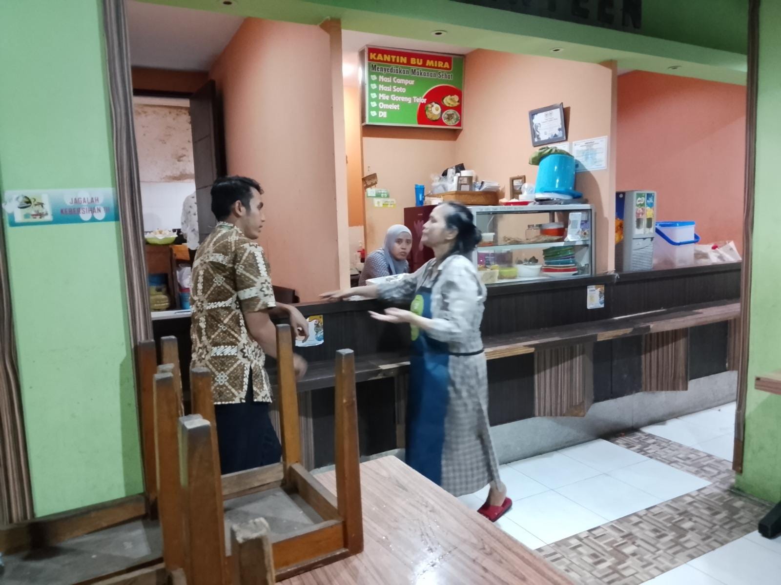 Masakan Petugas Kantin, Sesuai Selera Siswa Sekolah 1 Masakan Petugas Kantin, Sesuai Selera Siswa Sekolah