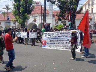 Aksi Demo Di Pn Makassar, Mahasiswa Serukan Hak Nasib Sendiri Bagi Bangsa Papua