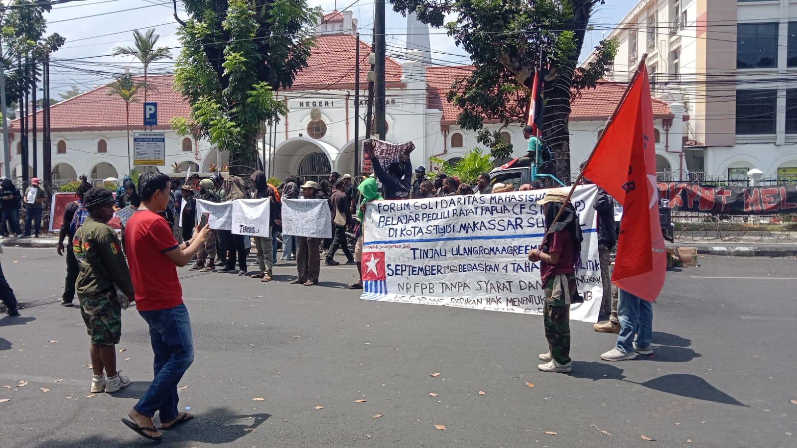Aksi Demo Di Pn Makassar, Mahasiswa Serukan Hak Nasib Sendiri Bagi Bangsa Papua 1 Aksi Demo Di Pn Makassar, Mahasiswa Serukan Hak Nasib Sendiri Bagi Bangsa Papua