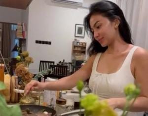 Bak Bidadari Di Dapur, Pesona Ariel Tatum Bikin Ketar-Ketir Kaum Pria 8 Bak Bidadari Di Dapur, Pesona Ariel Tatum Bikin Ketar-Ketir Kaum Pria
