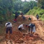 Bupati Lebak Harus Tau Ini, Warga Desa Cikaret Benahi Jalan Rusak