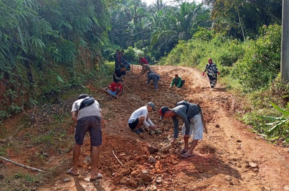 Bupati Lebak Harus Tau Ini, Warga Desa Cikaret Benahi Jalan Rusak 1 Bupati Lebak Harus Tau Ini, Warga Desa Cikaret Benahi Jalan Rusak