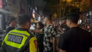 Viral Di Medsos, Debt Collector Tampang Preman Cekcok Dengan Polisi Di Tangerang 2 Viral Di Medsos, Debt Collector Tampang Preman Cekcok Dengan Polisi Di Tangerang