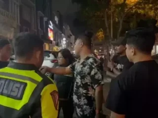 Viral Di Medsos, Debt Collector Tampang Preman Cekcok Dengan Polisi Di Tangerang