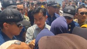 Wapres Gibran Diserbu Emak-Emak Saat Tanam Jagung Di Tangerang 1 Wapres Gibran Diserbu Emak-Emak Saat Tanam Jagung Di Tangerang