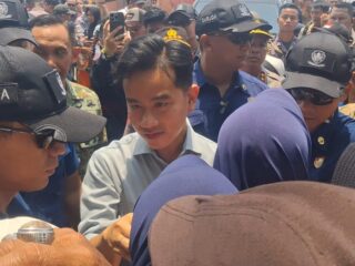 Wapres Gibran Diserbu Emak-Emak Saat Tanam Jagung Di Tangerang