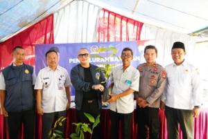 Anggota Komisi Iv Dpr Dari Fraksi Partai Nasdem Arif Rahman Menyalurkan Bantuan Bibit Produktif Kepada Masyarakat Di Kampung Cipicung, Desa Cidahu, Kecamatan Banjarsari, Kabupaten Lebak, Banten. 1 Anggota Komisi Iv Dpr Dari Fraksi Partai Nasdem Arif Rahman Menyalurkan Bantuan Bibit Produktif Kepada Masyarakat Di Kampung Cipicung, Desa Cidahu, Kecamatan Banjarsari, Kabupaten Lebak, Banten, Rabu (15/10/2025). Bantuan Tersebut Berasal Dari Kementerian Kehutanan Yang Merupakan Mitra Kerja Komisi Iv Dpr Ri. Bantuan Bibit Produktif Yang Diserahkan Secara Simbolis Oleh Arif Rahman Tersebut Diberikan Kepada Ketua Kelompok Tani Berupa Bibit Padi Dan Bibit Buah-Buahan Siap Tanam. &Quot;Bantuan Ini Diharapkan Dapat Meningkatkan Kesejahteraan Masyarakat Dan Mendukung Program Penghijauan,&Quot; Ungkap Arif Rahman. Kegiatan Tersebut Juga Dihadiri Camat Kecamatan Banjarsari, Kapolsek Banjarsari, Perwakilan Kepala Desa Sekecamatan Banjarsari, Korwil Pertanian, Gabungan Kelompok Pertanian (Gapoktan), Tokoh Masyarakat, Tokoh Ulama Dan Puluhan Masyarakat Petani. “Kami Berharap Bantuan Bibit Produktif Ini Dapat Dimanfaatkan Dengan Baik Oleh Masyarakat Dan Memberikan Manfaat Yang Signifikan Bagi Lingkungan Dan Perekonomian,” Jelas Legislator Nasdem Dari Dapil Banten I (Kabupaten Lebak Dan Kabupaten Pandeglang) Itu. Camat Kecamatan Banjarsari Mahpud Basyir S.pd M.m Mengapresiasi Penyaluran Bibit Produktif Tersebut. Menurutnya Bantuan Bibit Produktif Akan Sangat Bermanfaat Bagi Masyarakat Petani Di Wilayah Kecamatan Banjarsari. “Kami Sangat Mengapresiasi Penyaluran Bibit Produktif Ini, Perlu Saya Sampaikan Juga Beliau (Arif Rahman), Merupakan Anggota Dewan Yang Peduli Terhadap Masyarakat Petani Di Kecamatan Banjarsari Karena Berani Berhadapan Langsung Dengan Masyarakat Dan Menampung Segala Keluhan Masyarakat, Khususnya Masyarakat Petani,” Ujar Mahpud. Ucapan Terimakasih Juga Diungkapkan Edi, Selaku Ketua Kelompok Pertanian Cahaya Pelangi Tani. Ia Mengatakan Bantuan Bibit Diberikan Diwaktu Yang Tepat “Saya Mewakili Masyarakat Petani Di Wilayah Kecamatan Banjarsari Mengucapkan Terimakasih Atas Bantuan Bibit Yang Diberikan, Mudah-Mudahan Bantuan Yang Diberikan Menjadi Ladang Ibadah Bagi Yang Memberi Dan Manfaat Bagi Kami Yang Menerima,” Tukasnya. Bantuan Bibit Produktif Ini Merupakan Salah Satu Bentuk Implementasi Dari Program Kementerian Kehutanan Untuk Meningkatkan Kesejahteraan Masyarakat Dan Mendukung Program Penghijauan. Melalui Dpr Ri Komisi Iv, Fraksi Partai Nasdem Terus Berupaya Untuk Memperjuangkan Kepentingan Masyarakat Dan Meningkatkan Kualitas Lingkungan.