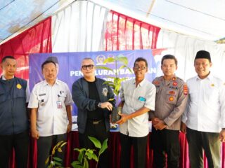 Anggota Komisi Iv Dpr Dari Fraksi Partai Nasdem Arif Rahman Menyalurkan Bantuan Bibit Produktif Kepada Masyarakat Di Kampung Cipicung, Desa Cidahu, Kecamatan Banjarsari, Kabupaten Lebak, Banten.