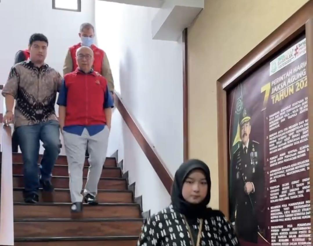 Fantastis, Kejari Kota Bandung Serahkan 4 Tersangka Dan Barang Bukti Dugaan Korupsi Pt Enm Dan Pt Sdi 1 Fantastis, Kejari Kota Bandung Serahkan 4 Tersangka Dan Barang Bukti Dugaan Korupsi Pt Enm Dan Pt Sdi
