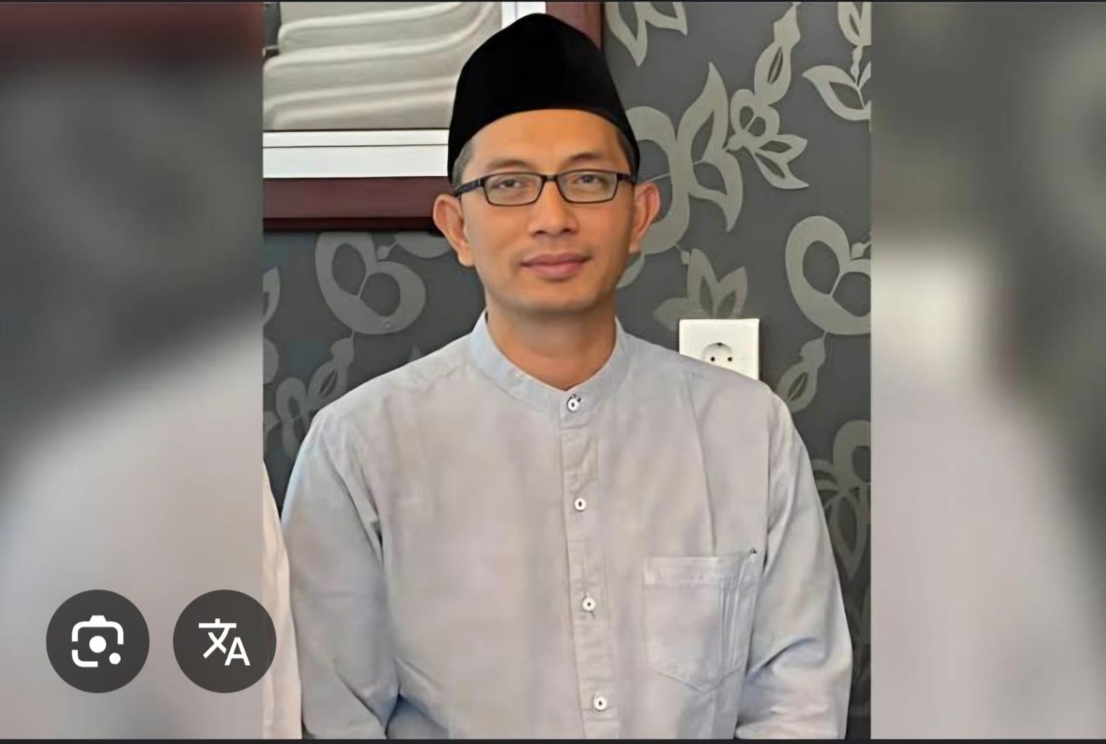 Setahun Kepemimpinan Prabowo: Harapan Dan Tantangan 1 Setahun Sejak Pelantikan Pada 20 Oktober 2024, Kepemimpinan Presiden Prabowo Subianto Bersama Kabinet Merah Putih Telah Menorehkan Sejumlah Capaian Signifikan, Namun Juga Menghadapi Tantangan Kompleks Baik Di Ranah Nasional Maupun Global. Dengan Visi “Asta Cita” Yang Menitikberatkan Pada Kemandirian Ekonomi, Kesejahteraan Rakyat, Dan Stabilitas Nasional, Prabowo Memulai Masa Jabatannya Dengan Modal Politik Kuat: Kemenangan Telak (58,6% Suara) Dan Dukungan Koalisi Besar. Dalam Wawancara Di Yogyakarta (19/10), Ketua Bintang Muda Indonesia (Bmi) Farkhan Evendi, Akrab Disapa Gus Farkhan, Menyampaikan Apresiasi Atas Program Sosial Dan Stabilitas Nasional, Namun Menyoroti Tantangan Ekonomi, Inefisiensi Birokrasi, Dan Perlunya Diplomasi Yang Lebih Proaktif. Apresiasi Gus Farkhan Memuji Program Makan Bergizi Gratis (Mbg), Diluncurkan Januari 2025, Yang Menjangkau Jutaan Anak Sekolah, Balita, Serta Ibu Hamil Dan Menyusui, Membantu Menekan Stunting Dan Malnutrisi. “Mbg Menunjukkan Komitmen Prabowo Pada Rakyat Kecil, Rasanya Memang Agak Berbeda Dengan Program Awal Jokowi, Atau Pendekatan Teknokratis Sby,” Ujar Gus Farkhan. Survei Kompas Litbang (Januari 2025) Mencatat Kepuasan Publik Mencapai 80,9%, Jauh Di Atas Jokowi Dan Sby Di Tahun Pertama. Di Sektor Ekonomi, Kebijakan Seperti Kenaikan Ump (November 2024), Pengampunan Utang Umkm, Dan Pendirian Bank Bullion Emas Dinilai Bmi Sebagai Langkah Berani. Pemindahan Ibu Kota Ke Nusantara (Target 2028) Dan Proyek Strategis Nasional Merauke Untuk Ketahanan Pangan Memperkuat Stabilitas Nasional. Program Beasiswa Pemuda Papua Juga Dinilai Efektif Mengurangi Ketegangan Sosial Di Daerah Terpencil. Di Kancah Global, Bergabungnya Indonesia Ke Brics (2025) Dan Diplomasi “1.000 Teman, 1 Musuh Terlalu Banyak” Juga Disebut Lebih Dinamis. Gus Farkhan Juga Menyoroti Langkah Tepat Prabowo Dalam Hubungan Internasional, Termasuk Misalnya Dalam Menunjuk Agus Harimurti Yudhoyono (Ahy), Menteri Koordinator Bidang Infrastruktur Dan Pembangunan Kewilayahan, Sebagai Duta Khusus Untuk Misi Diplomatik Ke Tiongkok Pada September 2025, Menghadiri Parade Victory Day Dan Membahas Kerjasama Infrastruktur, Investasi, Serta Stabilitas Regional Seperti Isu Laut China Selatan. “Keputusan Mengutus Ahy Itu Tepat, Mengingat Sekaligus Memanfaatkan Pengalaman Militer Dan Jaringan Politik Ahy Dari Era Sby, Menghasilkan Penguatan Hubungan Ekonomi Melalui Potensi Investasi Belt And Road Initiative, Gestur Netralitas Indonesia Di Tengah Ketegangan Geopolitik, Menjadikannya Langkah Sukses Yang Memperkuat Citra Indonesia Sebagai Mitra Strategis,” Terang Gus Farkhan. Tantangan Dan Kritik Namun, Bmi Menyoroti Sejumlah Kelemahan. Kabinet Merah Putih, Dengan Puluhan Menteri Dan Wakil Menteri, Dianggap Terlalu Gemuk, Padahal Sering Mengkampanyekan Pentingnya Efisiensi. “Prabowo Perlu Efisiensi Dan Independensi Lebih Besar Dari Bayang-Bayang Jokowi,” Kata Farkhan, Merujuk Pada Pengaruh Kuat Jokowi Melalui Figur-Figur Lama. Selain Itu, Bidang Ekonomi Juga Masih Menjadi Perhatian Utama. Pertumbuhan Melambat Akibat Pemangkasan Anggaran Proyek Tanpa Sumber Pertumbuhan Baru, Berbeda Dengan Fokus Infrastruktur Jokowi. Kenaikan Ppn Untuk Barang Mewah Dan Wacana Ekspatriat Di Bumn Memicu Polemic. Kelangkaan Lpg 3 Kg Dan Naiknya Pengangguran Memperburuk Daya Beli. “Mbg Populer, Tapi Kualitas Makanan Dan Keterlibatan Militer Berlebihan Perlu Diperbaiki,” Ujar Farkhan. Secara Global, Wacana Keluar Dari Perjanjian Paris Dinilai Kurang Baik Pada Reputasi Lingkungan Indonesia Yang Sudah Lama Dibangun, Komitmen Sby Pada Redd+ Hingga Energi Hijau. Bagaimana Ke Depan? Bmi Mendesak Reformasi Kabinet Untuk Efisiensi, Stimulus Ekonomi Yang Inklusif, Serta Komitmen Pada Ham Dan Lingkungan. “Kami Ingin Lapangan Kerja Bagi Pemuda Dan Kebijakan Yang Responsif. Indonesia Harus Pimpin Isu Global, Seperti Jokowi Di G20, Sambil Belajar Dari Koordinasi Era Sby,” Ujar Farkhan. Gus Farkhan Juga Menekankan Perlunya Diversifikasi Ekspor Dan Rantai Pasok Domestik Untuk Hadapi Dinamika Global, Dengan Pemuda Sebagai Mitra Strategis. Gus Farkhan Optimistis Prabowo Dapat Mempercepat Transformasi Indonesia. “Setahun Ini Menunjukkan Kemampuan Eksekutif Yang Solid, Tapi Ekonomi Dan Diplomasi Perlu Perbaikan Cepat. Kami, Pemuda Demokrat, Mendukung Visi Indonesia Emas 2045, Asal Prabowo Memimpin Dengan Independensi Dan Inovasi,” Tutupnya. Bmi Berharap Tahun Kedua Menjadi Titik Balik Menuju Pemerintahan Yang Lebih Inklusif Dan Tangguh.