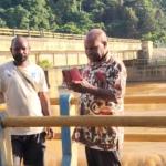 Pengurus Gerakan Nusantara 08 Provinsi Papua Tengah Dan Gerakan Ekonomi Kreatif 08 (Gerak 08) Secara Resmi Menyurati Presiden Republik Indonesia Prabowo Subianto Terkait Permintaan Klarifikasi Atas Kelanjutan Proyek Pembangkit Listrik Tenaga Air (Plta) Kalibumi Nabire Yang Hingga Kini Belum Terlaksana Secara Maksimal, Meski Telah Direncanakan Sejak Tahun 1996. Surat Dengan Nomor 01/Pgge/Pt/2025 Itu Ditandatangani Langsung Oleh Yusak Ernes Tebay, Ketua Gerak 08 Papua Tengah. Dalam Surat Tersebut, Pihaknya Menyampaikan Keresahan Masyarakat Terhadap Lambatnya Realisasi Proyek Yang Masuk Dalam Ruptl Pt Pln (Persero) Dan Mendapat Dukungan Pendanaan Dari Lembaga Internasional. “Proyek Ini Sudah Lama Dijanjikan Dan Masuk Dalam Ruptl, Bahkan Sudah Dapat Pendanaan Dari Bank Pembangunan Jerman (Kfw), Namun Belum Ada Kemajuan Berarti Di Lapangan,” Ujar Yusak Dalam Pernyataannya 20 Oktober 2025. Masyarakat Papua Tengah, Khususnya Di Sekitar Lokasi Proyek Di Kabupaten Nabire, Juga Mengeluhkan Ketidakjelasan Proses Ganti Rugi Tanah Ulayat. Gerak 08 Menilai Bahwa Hanya Sebagian Kelompok Masyarakat Yang Menerima Kompensasi, Sedangkan Sebagian Besar Tanah Adat Belum Diperhitungkan Secara Adil Dan Transparan. “Kami Menduga Ada Ketidakberesan Dalam Proses Ganti Rugi. Tanah Ulayat Milik Masyarakat Adat Seharusnya Diperhitungkan Secara Menyeluruh Dan Adil, Bukan Hanya Untuk Segelintir Kelompok,” Tegas Yusak. Gerak 08 Bahkan Menyinggung Adanya Dugaan Praktik Korupsi Yang Menyebabkan Proyek Plta Kalibumi Terus Mengalami Penundaan. Mereka Meminta Presiden Prabowo Subianto Untuk Turun Tangan Langsung Dalam Mengawasi Dan Membersihkan Proyek Dari Oknum-Oknum Yang Terlibat. “Jika Memang Ada Persoalan Perizinan Atau Mafia Proyek, Kami Minta Presiden Bertindak. Jangan Biarkan Pembangunan Di Papua Tengah Tersandera Kepentingan Segelintir Orang,” Tambah Yusak. Proyek Plta Kalibumi Nabire Disebut Sebagai Salah Satu Program Strategis Yang Seharusnya Mendukung Pasokan Listrik Berkelanjutan Di Papua Tengah. Dalam Suratnya, Gerak 08 Menyayangkan Bahwa Hingga 2025, Proyek Ini Belum Menunjukkan Hasil Meski Nilainya Mencapai Triliunan Rupiah. Sebagai Pelengkap Laporan, Masyarakat Juga Menyerahkan Bukti Foto Fisik Proyek Irigasi Kalibumi Yang Menunjukkan Kondisi Lapangan Yang Terbengkalai Dan Tidak Menunjukkan Progres Berarti. Surat Terbuka Ini Ditujukan Sebagai Bentuk Aspirasi Rakyat Papua Tengah, Khususnya Di Distrik Nabire Barat, Yang Menginginkan Keadilan, Transparansi, Dan Percepatan Pembangunan Di Wilayah Mereka. Gerakan Ekonomi Kreatif 08 (Gerak 08) Adalah Bagian Dari Gerakan Nusantara 08 Papua Tengah, Organisasi Masyarakat Pendukung Presiden Prabowo Subianto Yang Fokus Berdiri Di Garis Rakyat, Perlindungan Hak Masyarakat Adat, Dan Pemberdayaan Ekonomi Lokal Di Provinsi Papua Tengah.