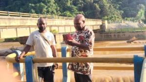 Pengurus Gerakan Nusantara 08 Provinsi Papua Tengah Dan Gerakan Ekonomi Kreatif 08 (Gerak 08) Secara Resmi Menyurati Presiden Republik Indonesia Prabowo Subianto Terkait Permintaan Klarifikasi Atas Kelanjutan Proyek Pembangkit Listrik Tenaga Air (Plta) Kalibumi Nabire Yang Hingga Kini Belum Terlaksana Secara Maksimal, Meski Telah Direncanakan Sejak Tahun 1996. Surat Dengan Nomor 01/Pgge/Pt/2025 Itu Ditandatangani Langsung Oleh Yusak Ernes Tebay, Ketua Gerak 08 Papua Tengah. Dalam Surat Tersebut, Pihaknya Menyampaikan Keresahan Masyarakat Terhadap Lambatnya Realisasi Proyek Yang Masuk Dalam Ruptl Pt Pln (Persero) Dan Mendapat Dukungan Pendanaan Dari Lembaga Internasional. “Proyek Ini Sudah Lama Dijanjikan Dan Masuk Dalam Ruptl, Bahkan Sudah Dapat Pendanaan Dari Bank Pembangunan Jerman (Kfw), Namun Belum Ada Kemajuan Berarti Di Lapangan,” Ujar Yusak Dalam Pernyataannya 20 Oktober 2025. Masyarakat Papua Tengah, Khususnya Di Sekitar Lokasi Proyek Di Kabupaten Nabire, Juga Mengeluhkan Ketidakjelasan Proses Ganti Rugi Tanah Ulayat. Gerak 08 Menilai Bahwa Hanya Sebagian Kelompok Masyarakat Yang Menerima Kompensasi, Sedangkan Sebagian Besar Tanah Adat Belum Diperhitungkan Secara Adil Dan Transparan. “Kami Menduga Ada Ketidakberesan Dalam Proses Ganti Rugi. Tanah Ulayat Milik Masyarakat Adat Seharusnya Diperhitungkan Secara Menyeluruh Dan Adil, Bukan Hanya Untuk Segelintir Kelompok,” Tegas Yusak. Gerak 08 Bahkan Menyinggung Adanya Dugaan Praktik Korupsi Yang Menyebabkan Proyek Plta Kalibumi Terus Mengalami Penundaan. Mereka Meminta Presiden Prabowo Subianto Untuk Turun Tangan Langsung Dalam Mengawasi Dan Membersihkan Proyek Dari Oknum-Oknum Yang Terlibat. “Jika Memang Ada Persoalan Perizinan Atau Mafia Proyek, Kami Minta Presiden Bertindak. Jangan Biarkan Pembangunan Di Papua Tengah Tersandera Kepentingan Segelintir Orang,” Tambah Yusak. Proyek Plta Kalibumi Nabire Disebut Sebagai Salah Satu Program Strategis Yang Seharusnya Mendukung Pasokan Listrik Berkelanjutan Di Papua Tengah. Dalam Suratnya, Gerak 08 Menyayangkan Bahwa Hingga 2025, Proyek Ini Belum Menunjukkan Hasil Meski Nilainya Mencapai Triliunan Rupiah. Sebagai Pelengkap Laporan, Masyarakat Juga Menyerahkan Bukti Foto Fisik Proyek Irigasi Kalibumi Yang Menunjukkan Kondisi Lapangan Yang Terbengkalai Dan Tidak Menunjukkan Progres Berarti. Surat Terbuka Ini Ditujukan Sebagai Bentuk Aspirasi Rakyat Papua Tengah, Khususnya Di Distrik Nabire Barat, Yang Menginginkan Keadilan, Transparansi, Dan Percepatan Pembangunan Di Wilayah Mereka. Gerakan Ekonomi Kreatif 08 (Gerak 08) Adalah Bagian Dari Gerakan Nusantara 08 Papua Tengah, Organisasi Masyarakat Pendukung Presiden Prabowo Subianto Yang Fokus Berdiri Di Garis Rakyat, Perlindungan Hak Masyarakat Adat, Dan Pemberdayaan Ekonomi Lokal Di Provinsi Papua Tengah.