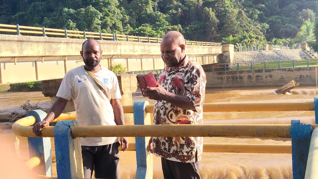 Gerak 08 Papua Tengah Desak Pemerintah Klarifikasi Proyek Plta Kalibumi Nabire 1 Pengurus Gerakan Nusantara 08 Provinsi Papua Tengah Dan Gerakan Ekonomi Kreatif 08 (Gerak 08) Secara Resmi Menyurati Presiden Republik Indonesia Prabowo Subianto Terkait Permintaan Klarifikasi Atas Kelanjutan Proyek Pembangkit Listrik Tenaga Air (Plta) Kalibumi Nabire Yang Hingga Kini Belum Terlaksana Secara Maksimal, Meski Telah Direncanakan Sejak Tahun 1996. Surat Dengan Nomor 01/Pgge/Pt/2025 Itu Ditandatangani Langsung Oleh Yusak Ernes Tebay, Ketua Gerak 08 Papua Tengah. Dalam Surat Tersebut, Pihaknya Menyampaikan Keresahan Masyarakat Terhadap Lambatnya Realisasi Proyek Yang Masuk Dalam Ruptl Pt Pln (Persero) Dan Mendapat Dukungan Pendanaan Dari Lembaga Internasional. “Proyek Ini Sudah Lama Dijanjikan Dan Masuk Dalam Ruptl, Bahkan Sudah Dapat Pendanaan Dari Bank Pembangunan Jerman (Kfw), Namun Belum Ada Kemajuan Berarti Di Lapangan,” Ujar Yusak Dalam Pernyataannya 20 Oktober 2025. Masyarakat Papua Tengah, Khususnya Di Sekitar Lokasi Proyek Di Kabupaten Nabire, Juga Mengeluhkan Ketidakjelasan Proses Ganti Rugi Tanah Ulayat. Gerak 08 Menilai Bahwa Hanya Sebagian Kelompok Masyarakat Yang Menerima Kompensasi, Sedangkan Sebagian Besar Tanah Adat Belum Diperhitungkan Secara Adil Dan Transparan. “Kami Menduga Ada Ketidakberesan Dalam Proses Ganti Rugi. Tanah Ulayat Milik Masyarakat Adat Seharusnya Diperhitungkan Secara Menyeluruh Dan Adil, Bukan Hanya Untuk Segelintir Kelompok,” Tegas Yusak. Gerak 08 Bahkan Menyinggung Adanya Dugaan Praktik Korupsi Yang Menyebabkan Proyek Plta Kalibumi Terus Mengalami Penundaan. Mereka Meminta Presiden Prabowo Subianto Untuk Turun Tangan Langsung Dalam Mengawasi Dan Membersihkan Proyek Dari Oknum-Oknum Yang Terlibat. “Jika Memang Ada Persoalan Perizinan Atau Mafia Proyek, Kami Minta Presiden Bertindak. Jangan Biarkan Pembangunan Di Papua Tengah Tersandera Kepentingan Segelintir Orang,” Tambah Yusak. Proyek Plta Kalibumi Nabire Disebut Sebagai Salah Satu Program Strategis Yang Seharusnya Mendukung Pasokan Listrik Berkelanjutan Di Papua Tengah. Dalam Suratnya, Gerak 08 Menyayangkan Bahwa Hingga 2025, Proyek Ini Belum Menunjukkan Hasil Meski Nilainya Mencapai Triliunan Rupiah. Sebagai Pelengkap Laporan, Masyarakat Juga Menyerahkan Bukti Foto Fisik Proyek Irigasi Kalibumi Yang Menunjukkan Kondisi Lapangan Yang Terbengkalai Dan Tidak Menunjukkan Progres Berarti. Surat Terbuka Ini Ditujukan Sebagai Bentuk Aspirasi Rakyat Papua Tengah, Khususnya Di Distrik Nabire Barat, Yang Menginginkan Keadilan, Transparansi, Dan Percepatan Pembangunan Di Wilayah Mereka. Gerakan Ekonomi Kreatif 08 (Gerak 08) Adalah Bagian Dari Gerakan Nusantara 08 Papua Tengah, Organisasi Masyarakat Pendukung Presiden Prabowo Subianto Yang Fokus Berdiri Di Garis Rakyat, Perlindungan Hak Masyarakat Adat, Dan Pemberdayaan Ekonomi Lokal Di Provinsi Papua Tengah.