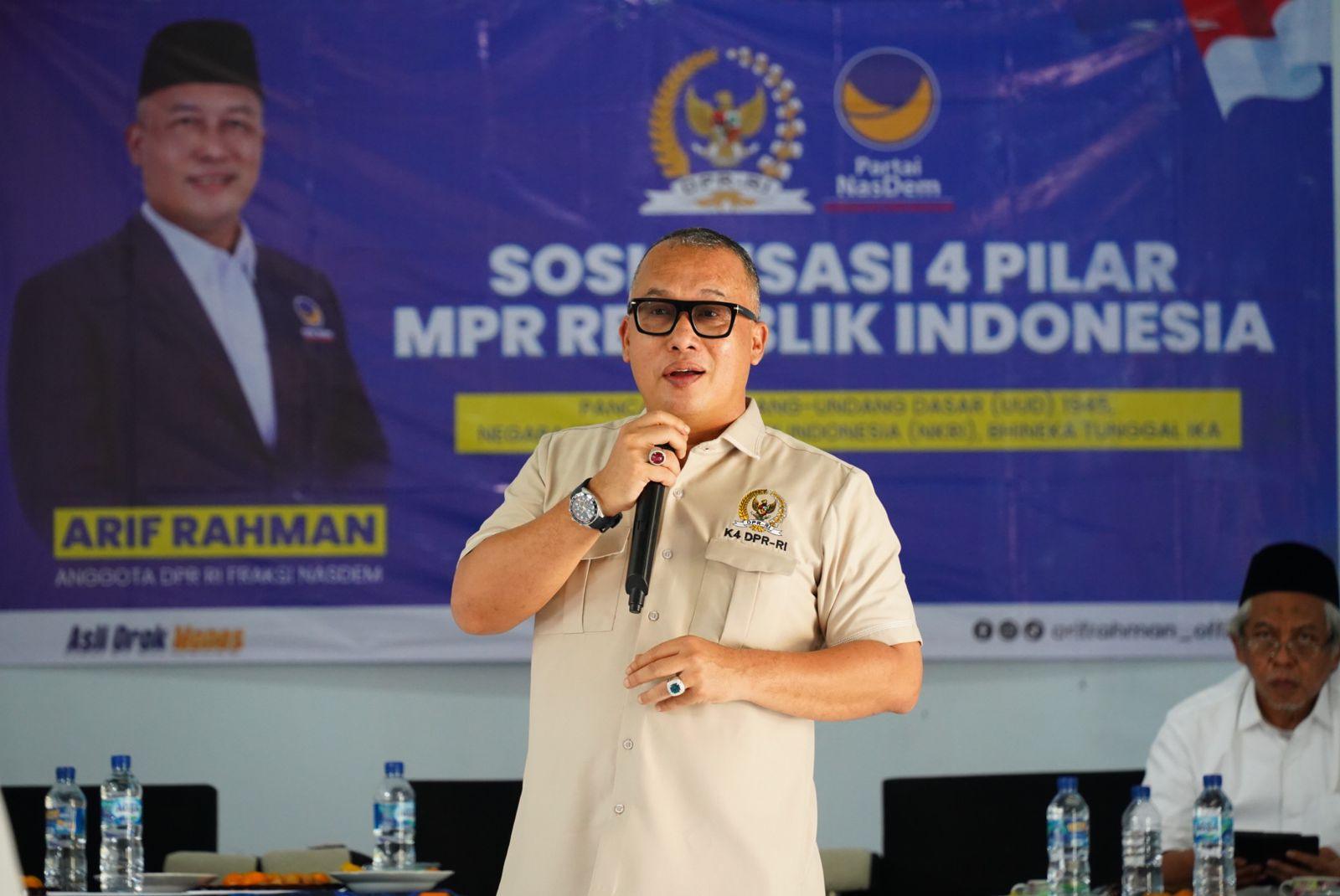 Arif Rahman Sosialisasikan Empat Pilar Kebangsaan Di Smk Walisongo Pandeglang, Banten 1 Anggota Dpr Ri Komisi Iv Fraksi Nasdem, Arif Rahman, Menggelar Kegiatan Sosialisasi Empat Pilar Kebangsaan Bersama Para Dewan Guru Smk Walisongo Kabupaten Pandeglang, Provinsi Banten, Sabtu (04/10/2025). Kegiatan Ini Merupakan Bagian Dari Program Mpr Ri Untuk Menanamkan Dan Memperkuat Pemahaman Nilai-Nilai Kebangsaan Di Kalangan Tenaga Pendidik. Dalam Kegiatan Tersebut, Arif Rahman Menegaskan Pentingnya Empat Pilar Sebagai Fondasi Utama Kehidupan Berbangsa Dan Bernegara, Yaitu Pancasila, Undang-Undang Dasar Negara Republik Indonesia Tahun 1945, Negara Kesatuan Republik Indonesia (Nkri), Dan Bhinneka Tunggal Ika. “Guru Adalah Garda Terdepan Dalam Membentuk Karakter Generasi Muda. Dengan Memahami Dan Menginternalisasi Nilai-Nilai Empat Pilar, Para Pendidik Dapat Menanamkan Semangat Nasionalisme Dan Cinta Tanah Air Kepada Peserta Didik Di Sekolah,” Ujar Arif Rahman Di Hadapan Para Guru. Politisi Nasdem Asal Banten Ini Juga Menekankan Bahwa Di Tengah Tantangan Globalisasi Dan Kemajuan Teknologi, Pendidikan Karakter Menjadi Kunci Untuk Menjaga Identitas Bangsa. Ia Mengajak Seluruh Tenaga Pendidik Agar Tidak Hanya Fokus Pada Transfer Ilmu Pengetahuan, Tetapi Juga Pada Pembentukan Moral Dan Wawasan Kebangsaan Siswa. “Tantangan Ke Depan Bukan Hanya Pada Aspek Ekonomi Atau Teknologi, Tetapi Juga Pada Ketahanan Ideologi Bangsa. Di Sinilah Peran Guru Menjadi Sangat Strategis Untuk Menanamkan Nilai Kebangsaan Agar Generasi Kita Tidak Kehilangan Jati Diri,” Imbuhnya. Kegiatan Sosialisasi Tersebut Berlangsung Hangat Dan Interaktif. Para Guru Menyampaikan Pandangan Serta Harapan Agar Kegiatan Serupa Terus Dilakukan Secara Berkelanjutan, Terutama Bagi Kalangan Tenaga Pendidik Di Wilayah Pelosok. Arif Rahman Menutup Kegiatan Dengan Mengajak Seluruh Peserta Untuk Bersama-Sama Menjaga Persatuan Dan Kesatuan Bangsa Melalui Peran Aktif Di Lingkungan Sekolah Dan Masyarakat. “Empat Pilar Bukan Sekadar Hafalan, Tetapi Harus Dihidupkan Dalam Sikap Dan Tindakan Sehari-Hari. Jika Nilai-Nilai Ini Benar-Benar Tertanam, Maka Indonesia Akan Menjadi Bangsa Yang Kuat, Berdaulat, Dan Bermartabat,” Tutupnya.