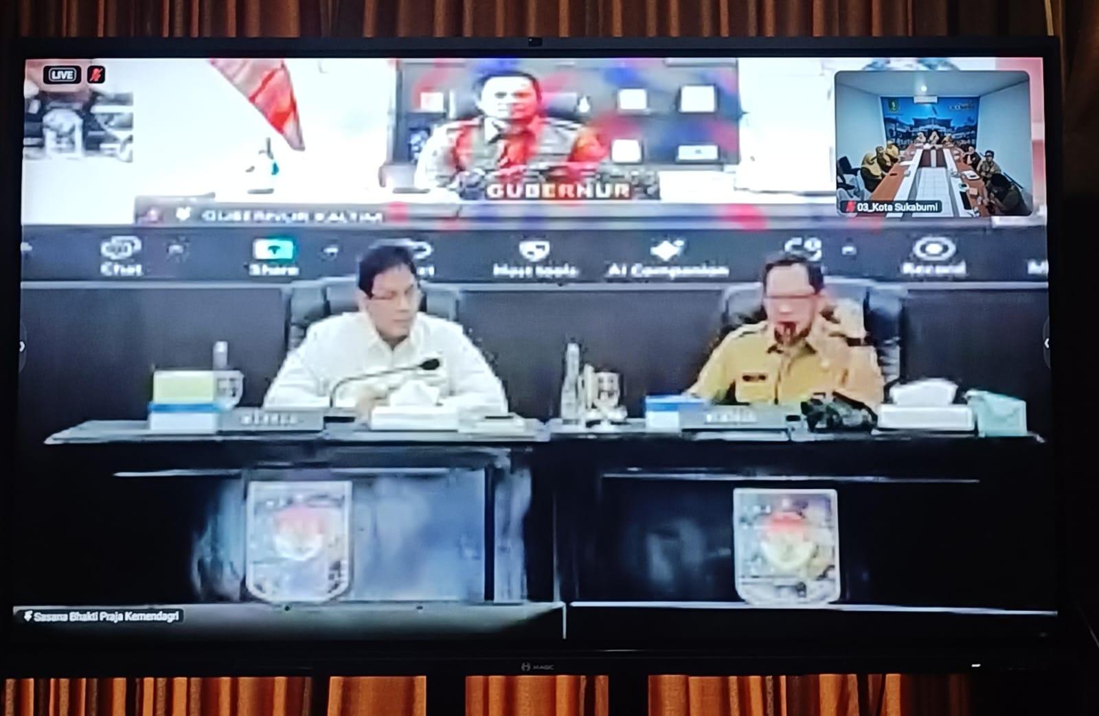 Di Bawah Kepemimpinan H. Ayep Zaki, Kota Sukabumi Meraih Peringkat Ke Tiga Terbaik Realisasi Belanja Anggaran Pendapatan Dan Belanja Daerah (Apbd) 2025 1 Di Bawah Kepemimpinan H. Ayep Zaki, Kota Sukabumi Meraih Peringkat Ke Tiga Terbaik Realisasi Belanja Anggaran Pendapatan Dan Belanja Daerah (Apbd) 2025 Sebesar 70,08%. Penghitungan Tersebut Tertuang Dalam Laporan 93 Pemerintah Kota Untuk Laporan Realisasi Anggaran Per 17 Oktober 2025 Yang Diolah Datanya Oleh Ditjen Bina Keuangan Daerah, Tahun Anggaran (Ta) 2025. &Quot;Syukur Alhamdulillah, Ini Tentu Menjadi Bukti Bahwa Kinerja Pemkota Sukabumi Sudah Berada Di Jalan Yang Benar. Dengan Realisasi Belanja Menyentuh 70,08 Persen Itu Dinilai Baik Karena Selisih Antara Realisasi Pendapatan Dan Belanja Cukup Seimbang. Ini Mengindikasikan Rendahnya Resiko Gagal Bayar Dan Pengendapan Uang Di Kas Daerah,&Quot; Ungkap Wali Kota Sukabumi, H. Ayep Zaki Dalam Keterangannya, Senin (20/10/2025). Data Tersebut Terungkap Setelah Ayep Zaki Melalui Zoom Meeting Mengikuti Rapat Koordinasi Dan Arahan Menteri Keuangan Purbaya Yudhi Sadewa Dan Menteri Dalam Negeri Tito Karnavian Terkait Pencapaian Realisasi Belanja Daerah Untuk Menjaga Pertumbuhan Ekonomi, Sekaligus Rapat Koordinasi Untuk Pengendalian Harga Beras Kementerian Dalam Negeri. Bukan Hanya Meraih Peringkat Tiga Besar Dengan Serapan Belanja Terbaik, Dalam Rapat Koordinasi Tersebut Juga Terungkap, Kota Sukabumi Per Akhir September 2025 Lalu Menempati Urutan Ke 16 Tertinggi Dalam Persentase Realisasi Pendapatan Apbd Kota Se-Indonesia, Sebesar 75,94%. &Quot;Dengan Catatan Tersebut, Artinya Kota Sukabumi Termasuk Dalam Kelompok “20 Kota Dengan Persentase Realisasi Pendapatan Apbd Terbesar”. Ini Jelas Menjadi Penyemangat Kami, Agar Kedepannya Bisa Meningkatkan Pendapatan Pemkot Lebih Signifikan Lagi,&Quot; Terang Ayep Zaki. Prestasi Tersebut Tentu Diraih Dengan Kerja-Kerja Luar Biasa. Tantangan Untuk Menjadikan Kota Sukabumi Sebagai Kota Role Model Di Indonesia Memang Harus Dilakukan Dengan &Quot;Kerja Gila&Quot;. &Quot;Kalau Mau Disebut Ini Prestasi, Tentu Bukan Semata Kinerja Wali Kota, Melainkan Seluruh Stakeholder Dan Juga Masyarakat Yang Benar-Benar Ingin Hidup Lebih Baik Dan Menjadikan Kota Sukabumi Sebagai Kota Terdepan Di Indonesia,&Quot; Pungkas Ayep Zaki.
