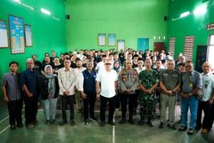 Arif Rahman, Menegaskan Pentingnya Membangun Ekosistem Ekonomi Hijau Dan Ekonomi Biru 1 Anggota Dpr Ri Komisi Iv Fraksi Nasdem, Arif Rahman, Menegaskan Pentingnya Membangun Ekosistem Ekonomi Hijau Dan Ekonomi Biru Yang Terintegrasi Dari Hulu Hingga Hilir Sebagai Bagian Dari Implementasi Asta Cita Presiden, Khususnya Dalam Memperkuat Ketahanan Pangan, Keberlanjutan Lingkungan, Dan Peningkatan Kesejahteraan Masyarakat. Pernyataan Tersebut Disampaikan Arif Rahman Dalam Kegiatan Bimbingan Teknis (Bimtek) Sistem Verifikasi Legalitas Dan Kelestarian (Svlk) Yang Diselenggarakan Oleh Balai Pengelolaan Hutan Lestari Wilayah Vii, Direktorat Jenderal Pengelolaan Hutan Lestari, Kementerian Lingkungan Hidup Dan Kehutanan (Klhk), Di Kecamatan Gunung Kencana, Kabupaten Lebak, Provinsi Banten. Menurut Arif, Sistem Verifikasi Dan Kelestarian Seperti Svlk Memiliki Peran Penting Dalam Mewujudkan Tata Kelola Kehutanan Yang Berkeadilan Dan Berkelanjutan. Ia Menegaskan Bahwa Pendekatan Ekonomi Hijau Dan Biru Harus Disertai Dengan Pemetaan Dan Perencanaan Yang Matang Dari Hulu Hingga Hilir, Agar Setiap Program Pembangunan Di Sektor Kehutanan, Pertanian, Dan Kelautan Dapat Memberikan Dampak Nyata Bagi Masyarakat. “Pembangunan Ekonomi Hijau Dan Biru Harus Dimulai Dengan Perencanaan Yang Matang. Kita Perlu Pemetaan Yang Jelas Agar Setiap Program, Baik Di Sektor Kehutanan, Pertanian, Maupun Kelautan, Benar-Benar Tepat Sasaran Dan Mampu Meningkatkan Taraf Hidup Masyarakat Di Sekitarnya,” Ujar Arif Rahman. Lebih Lanjut, Arif Menyoroti Pentingnya Pelatihan Dan Edukasi Bagi Petani Dan Masyarakat Sekitar Hutan, Agar Bantuan Pemerintah Tidak Hanya Bersifat Seremonial, Tetapi Memberikan Hasil Yang Berkelanjutan Dan Produktif. “Bantuan Bukan Hanya Soal Bibit Atau Alat, Tetapi Juga Ilmu Dan Keterampilan. Tanpa Pelatihan Yang Berkelanjutan, Bantuan Akan Berhenti Sebagai Formalitas. Kita Ingin Petani Menjadi Pelaku Ekonomi Yang Tangguh, Mandiri, Dan Mampu Berinovasi,” Tegasnya. Dalam Kesempatan Tersebut, Arif Rahman Juga Memberikan Apresiasi Kepada Pemuda Gunung Kencana Yang Berinovasi Membuat Kerajinan Jam Tangan Berbahan Kayu Lokal, Sebagai Bentuk Kreativitas Dalam Memanfaatkan Hasil Hutan Secara Berkelanjutan. Ia Menilai Inovasi Tersebut Merupakan Contoh Konkret Penerapan Ekonomi Hijau Yang Mampu Membuka Peluang Ekonomi Baru Di Pedesaan Tanpa Merusak Lingkungan. Namun Demikian, Arif Juga Mengungkapkan Keprihatinannya Terhadap Menurunnya Jumlah Petani Di Kabupaten Lebak, Dari Sekitar 30.000 Menjadi 26.000 Orang. Menurutnya, Hal Ini Menunjukkan Bahwa Minat Generasi Muda Terhadap Sektor Pertanian Menurun Drastis Karena Belum Melihat Nilai Ekonomi Yang Menjanjikan Dari Sektor Tersebut. “Kita Tidak Bisa Menutup Mata. Banyak Anak Muda Meninggalkan Pertanian Karena Dianggap Tidak Menguntungkan. Maka, Sistem Pertanian Harus Dibangun Ulang Agar Hasilnya Benar-Benar Mampu Meningkatkan Kesejahteraan Petani, Bukan Hanya Menguntungkan Tengkulak,” Tandasnya. Sebagai Penutup, Arif Rahman Menegaskan Komitmennya Untuk Terus Memperjuangkan Kebijakan Yang Berpihak Pada Petani, Nelayan, Dan Masyarakat Sekitar Hutan Melalui Pendekatan Ekonomi Hijau Dan Biru Yang Berkeadilan, Berkelanjutan, Serta Berbasis Inovasi Lokal. “Melalui Penguatan Sistem Verifikasi Legalitas Dan Kelestarian Hutan Seperti Svlk, Kita Berharap Sumber Daya Alam Dapat Dikelola Dengan Bijak, Memberikan Nilai Tambah Bagi Masyarakat, Sekaligus Menjaga Kelestarian Bagi Generasi Mendatang,” Pungkas Arif Rahman.