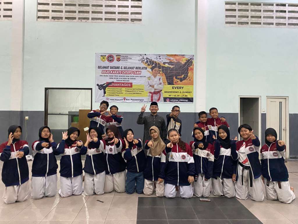 Dojo Zatayu Gelar Doa Bersama Dan Latihan Gabungan 1 Dalam Rangka Mempererat Tali Silaturahmi Antar Pengurus Dan Anggota, Dojo Zatayu Melakukan Halal Bihalal Sekaligus Merayakan Syukuran Tempat Pelatihan Dan Penyematan Sabuk. Kegiatan Yang Berlangsung Di Gor Panawungan Komplek Perumahan Kartika Pratama, Diisi Dengan Doa Bersama Sekaligus Pemotongan Tumpeng. Yayat Sudrajat Selaku Pengasuh Dojo Zatayu Menyampaikan Di Adakanya Doa Bersama Ini Bertujuan: Untuk Menyiapkan Mental Dan Spritual Dalam Menghadapi Setiap Tantangan. Membangun Kekeluargaan Dengan Menciptakan Rasa Kebersamaan Dan Kepedulian Di Antara Kohai. Meningkatkan Rasa Syukur Mengingat Pentingnya Rasa Syukur Atas Nikmat Dan Pencapaian Yg Telah Di Raih. Dalam Kesempatan Yang Sama Senpai Zati Sebagai Pelatih Menyampaikan,Zatayu Merupakan Dojo Perguruan Karate Di Bawah Perguruan Inkanas Kabupaten Bogor. Dengan Adanya Doa Dan Penyematan Ini Saya Ucapkan Terima Kasih Untuk Orang Tua Kohai Yg Selalu Mensuport Sehingga Zatayu Saat Ini Telah Memilki 10 Sabuk Hitam. Untuk Kemajuan Bersama Jadilah Pribadi Yg Baik,Dan Berusaha Sebaik Mungkin Dalam Berlatih Sehingga Mendapatkan Prestasi Yang Maksimal Dan Bisa Membanggakan Buat Semuanya, Dan Jangan Lupa Untuk Selalu Rendah Hati,Tidak Sombong,Dan Semoga Kalian Bisa Lebih Hebat Daripada Senpai.ucap Zati Dengan Terbata Bata. Adapun Dalam Kesempatan Yang Sama Ustad Yogi Menyampaikan 3 Poin Dalam Mencari Ilmu 1.Doa Niat Kan Mencari Ridhonya Allah Swt, Untuk Mendapatkan Kemudahan Dan Kelancaran Nya, Insya Allah Dengan Berdoa Akan Selalu Mendapatkan Kemudahan,Bukan Hanya Sekedar Mencari Prestasi. 2.Totalitas Atau Bersungguh2 Dalam Mengejar Cita Cita Dengan Melewati Fase Demi Fase Untuk Mengupgrade Diri Sesuai Dengan Ajaran Islam Sehingga Bisa Mendapatkan Hasil Maksimal. 3,Dedikasi Yaitu Pengabdian Jaga Nama Baik Orang Tua ,Guru (Coach),Nama Baik Tempat Pendidikannya,Berperilaku Sabar,Tidak Baperan Sehingga Berbudi Pekerti Yg Baik .
