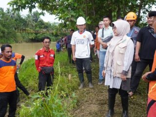 Bupati Pandeglang Terjun Ke Lokasi Pencarian Dua Anak Terseret Arus Sungai