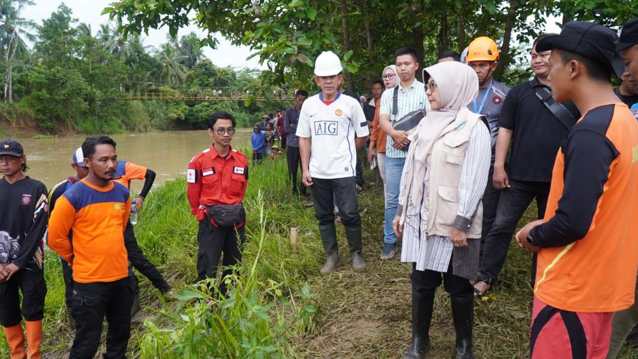 Bupati Pandeglang Terjun Ke Lokasi Pencarian Dua Anak Terseret Arus Sungai