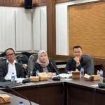 Ubaydillah Tegaskan, Hasil Kinerja Tkpp Kota Sukabumi Bisa Dibuktikan Ke Publik 8 Keberadaan Tim Komunikasi Percepatan Pembangunan (Tkpp) Kota Sukabumi Pada Prinsipnya Untuk Memperkuat Sinergitas Dan Komunikasi Antara Aparatur Sipil Negara (Asn) Dengan Wali Kota Sukabumi Ayep Zaki Dan Tidak Bertujuan Untuk Mengambil Alih Peran Asn. “Selama Ini Kami Menjalankan Tugas Sesuai Dengan Tupoksi (Tugas Pokok Dan Fungsi) Kami, Tidak Benar Kami Mengambil Alih Peran Asn, Kami Hanya Ingin Membantu Dan Memperkuat Komunikasi Asn Dengan Pak Wali Kota H Ayep Zaki,” Ungkap Ketua Tkpp Kota Sukabumi, Ubaydillah Dalam Keterangannya, Senin (27/10/2025). Pernyataan Ubaydillah Tersebut Menanggapi Pemanggilan Panja Wakaf Dan Tkpp Dprd Kota Sukabumi Beberapa Waktu Lalu. Hadir Dalam Pertemuan Tersebut Ubaydillah, Ujang Fahrudin Jetli, Jamaludin, Dan Ani Nurhayati. Dalam Pertemuan Tersebut Ubaidillah Memaparkan Secara Rinci Penjelasan Terkait Tugas Dan Fungsi Tkpp Secara Mendalam. Menurutnya, Tim Yang Dibentuk Wali Kota Sukabumi H Ayep Zaki Bertujuan Untuk Melakukan Percepatan Pembangunan Di Berbagai Sektor Di Kota Sukabumi. “Saya Sudah Memberikan Penjelasan Terkait Tupoksi (Tugas Pokok Dan Fungsi) Kepada Pimpinan Dan Anggota Panja Dprd Kota Sukabumi. Dari Hasil Kajian Kami, Sudah Dilaporkan Secara Mendalam Terhadap Panja Dprd Kota Sukabumi,” Terang Ubaydillah. Ubaydillah Menegaskan, Keberadaan Tkpp Pada Prinsipnya, Tidak Bertujuan Untuk Mengambil Alih Peran Asn, Akan Tetapi Justru Memperkuat Sinergitas Dan Komunikasi Antara Asn Dengan Wali Kota Sukabumi. “Jadi, Asn Tetap Menjalankan Tugas Pokoknya, Kami Hanya Memperlancar Koordinasi,” Jelas Ubaydillah. Ubaydillah Juga Memaparkan Efektivitas Kerja Tim Tkpp Yang Bisa Dilihat Dari Sejumlah Indikator Pencapaian Pembangunan. Sebut Saja Terkait Pendapat Asli Daerah (Pad) Serta Hasil Evaluasi Dari Kinerja Badan Usaha Milik Daerah (Bumd) Dan Badan Layanan Umum Daerah (Blud) Di Kota Sukabumi. “Alhamdulilah, Saat Ini Pad Kota Sukabumi Bisa Meningkat, Kinerja Rsud R Syamsudin Sh, Pdam (Perusahaan Daerah Air Minum) Dan Bpr (Bank Perekonomian Rakyat) Membaik Serta Terdapat Pencapaian Hasil Yang Baik Jika Dibandingkan Dengan Sebelumnya,” Ungkapnya. Untuk Rsud R Syamsudin, Tambah Ubaydillah, Tahun 2025 Ini Terdapat Profit Mencapai Rp.7 Miliar, Dan Di Pdam Per Bulan September Yang Lalu, Terdapat Profit Sebesar Rp 410 Juta, Sedangkan Bpr Meraih Keuntungan Sebesar Rp 4 Miliar. &Quot;Ini Menjadi Bukti Nyata Bahwa Kinerja Tkpp Berjalan Dengan Baik Dan Hasilnya Bisa Dibuktikan Ke Publik,&Quot; Tandas Ubaydillah. Terkait Keberadaan Tim Tkpp Yang Berujung Dibentuknya Panja Wakaf Dan Tkpp Di Dprd Kota Sukabumi, Ubaydillah Sangat Menghormati Dinamika Yang Terjadi Selama Ini Dan Sangat Membuka Ruang Kritik Demi Kemajuan Kota Sukabumi. “Saya Dan Tim Tkpp Sangat Menghormati Dinamika Yang Terjadi, Namun Pada Prinsifnya Kami Sangat Membuka Ruang Kritik Guna Kemajuan Kota Sukabumi, Alhamdulilah Kami Pun Akhirnya Bisa Berdiskusi Dengan Panja,” Jelasnya. Sedangkan Soal Isue Beberapa Jabatan Yang Melekat Pada Dirinya, Ubaydillah Menjelaskan Bahwa, Hal Tersebut Hanya Semata-Mata Untuk Percepatan Pembangunan Khususnya Di Bumd Dan Blud. “Keterlibatan Saya Di Dewas Rsud R Syamsudin, Pdam Dan Bpr Bagian Dari Upaya Guna Melakukan Percepatan Pembangunan Atau Melakukan Kajian Serta Evaluasi Dari Kinerja Internal Bumd Dan Blud. Dan Ini Terbukti, Saat Ini Kondisi Bumd Dan Blud Di Kota Sukabumi Tumbuh Sehat Dan Mampu Menghasilkan Yang Terbaik Jika Dibandingkan Dengan Kondisi Bumd Dan Blud Sebelumnya,” Pungkasnya