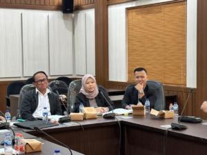 Keberadaan Tim Komunikasi Percepatan Pembangunan (Tkpp) Kota Sukabumi Pada Prinsipnya Untuk Memperkuat Sinergitas Dan Komunikasi Antara Aparatur Sipil Negara (Asn) Dengan Wali Kota Sukabumi Ayep Zaki Dan Tidak Bertujuan Untuk Mengambil Alih Peran Asn. “Selama Ini Kami Menjalankan Tugas Sesuai Dengan Tupoksi (Tugas Pokok Dan Fungsi) Kami, Tidak Benar Kami Mengambil Alih Peran Asn, Kami Hanya Ingin Membantu Dan Memperkuat Komunikasi Asn Dengan Pak Wali Kota H Ayep Zaki,” Ungkap Ketua Tkpp Kota Sukabumi, Ubaydillah Dalam Keterangannya, Senin (27/10/2025). Pernyataan Ubaydillah Tersebut Menanggapi Pemanggilan Panja Wakaf Dan Tkpp Dprd Kota Sukabumi Beberapa Waktu Lalu. Hadir Dalam Pertemuan Tersebut Ubaydillah, Ujang Fahrudin Jetli, Jamaludin, Dan Ani Nurhayati. Dalam Pertemuan Tersebut Ubaidillah Memaparkan Secara Rinci Penjelasan Terkait Tugas Dan Fungsi Tkpp Secara Mendalam. Menurutnya, Tim Yang Dibentuk Wali Kota Sukabumi H Ayep Zaki Bertujuan Untuk Melakukan Percepatan Pembangunan Di Berbagai Sektor Di Kota Sukabumi. “Saya Sudah Memberikan Penjelasan Terkait Tupoksi (Tugas Pokok Dan Fungsi) Kepada Pimpinan Dan Anggota Panja Dprd Kota Sukabumi. Dari Hasil Kajian Kami, Sudah Dilaporkan Secara Mendalam Terhadap Panja Dprd Kota Sukabumi,” Terang Ubaydillah. Ubaydillah Menegaskan, Keberadaan Tkpp Pada Prinsipnya, Tidak Bertujuan Untuk Mengambil Alih Peran Asn, Akan Tetapi Justru Memperkuat Sinergitas Dan Komunikasi Antara Asn Dengan Wali Kota Sukabumi. “Jadi, Asn Tetap Menjalankan Tugas Pokoknya, Kami Hanya Memperlancar Koordinasi,” Jelas Ubaydillah. Ubaydillah Juga Memaparkan Efektivitas Kerja Tim Tkpp Yang Bisa Dilihat Dari Sejumlah Indikator Pencapaian Pembangunan. Sebut Saja Terkait Pendapat Asli Daerah (Pad) Serta Hasil Evaluasi Dari Kinerja Badan Usaha Milik Daerah (Bumd) Dan Badan Layanan Umum Daerah (Blud) Di Kota Sukabumi. “Alhamdulilah, Saat Ini Pad Kota Sukabumi Bisa Meningkat, Kinerja Rsud R Syamsudin Sh, Pdam (Perusahaan Daerah Air Minum) Dan Bpr (Bank Perekonomian Rakyat) Membaik Serta Terdapat Pencapaian Hasil Yang Baik Jika Dibandingkan Dengan Sebelumnya,” Ungkapnya. Untuk Rsud R Syamsudin, Tambah Ubaydillah, Tahun 2025 Ini Terdapat Profit Mencapai Rp.7 Miliar, Dan Di Pdam Per Bulan September Yang Lalu, Terdapat Profit Sebesar Rp 410 Juta, Sedangkan Bpr Meraih Keuntungan Sebesar Rp 4 Miliar. &Quot;Ini Menjadi Bukti Nyata Bahwa Kinerja Tkpp Berjalan Dengan Baik Dan Hasilnya Bisa Dibuktikan Ke Publik,&Quot; Tandas Ubaydillah. Terkait Keberadaan Tim Tkpp Yang Berujung Dibentuknya Panja Wakaf Dan Tkpp Di Dprd Kota Sukabumi, Ubaydillah Sangat Menghormati Dinamika Yang Terjadi Selama Ini Dan Sangat Membuka Ruang Kritik Demi Kemajuan Kota Sukabumi. “Saya Dan Tim Tkpp Sangat Menghormati Dinamika Yang Terjadi, Namun Pada Prinsifnya Kami Sangat Membuka Ruang Kritik Guna Kemajuan Kota Sukabumi, Alhamdulilah Kami Pun Akhirnya Bisa Berdiskusi Dengan Panja,” Jelasnya. Sedangkan Soal Isue Beberapa Jabatan Yang Melekat Pada Dirinya, Ubaydillah Menjelaskan Bahwa, Hal Tersebut Hanya Semata-Mata Untuk Percepatan Pembangunan Khususnya Di Bumd Dan Blud. “Keterlibatan Saya Di Dewas Rsud R Syamsudin, Pdam Dan Bpr Bagian Dari Upaya Guna Melakukan Percepatan Pembangunan Atau Melakukan Kajian Serta Evaluasi Dari Kinerja Internal Bumd Dan Blud. Dan Ini Terbukti, Saat Ini Kondisi Bumd Dan Blud Di Kota Sukabumi Tumbuh Sehat Dan Mampu Menghasilkan Yang Terbaik Jika Dibandingkan Dengan Kondisi Bumd Dan Blud Sebelumnya,” Pungkasnya