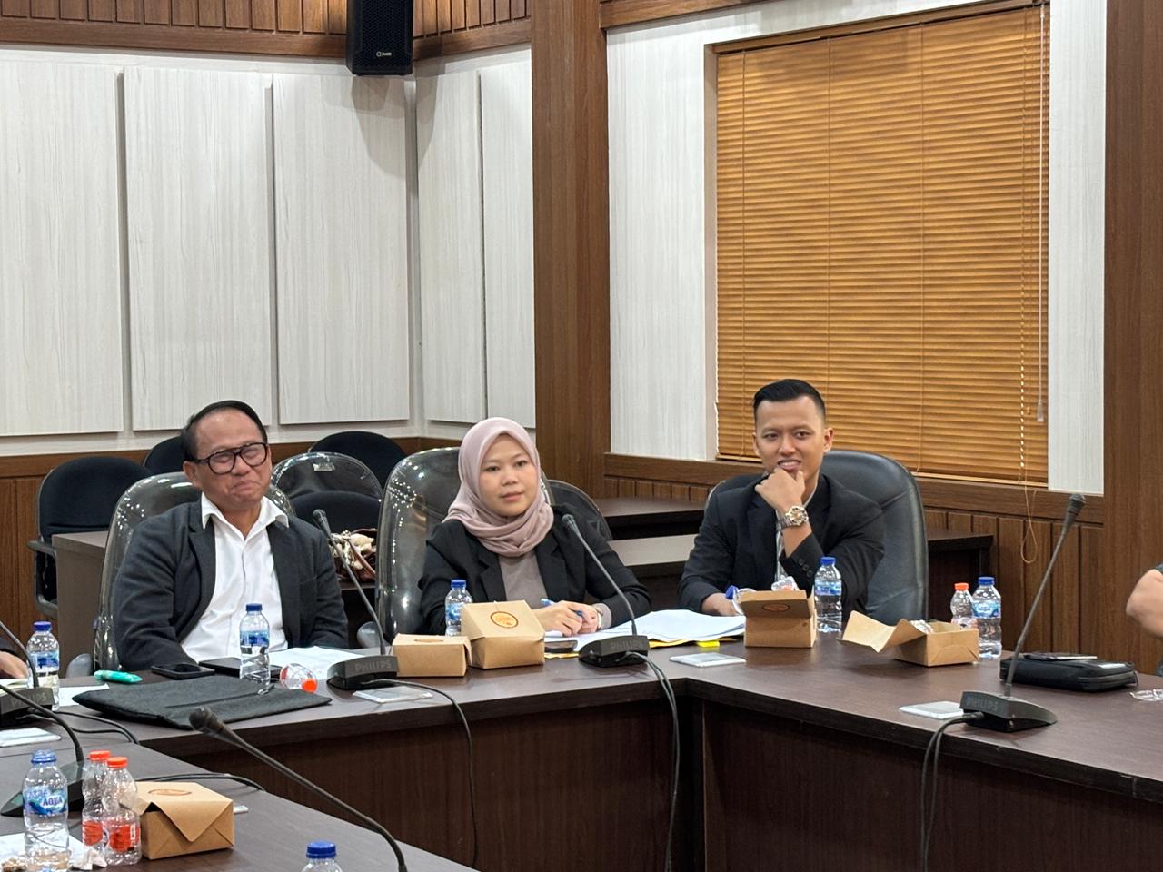 Ubaydillah Tegaskan, Hasil Kinerja Tkpp Kota Sukabumi Bisa Dibuktikan Ke Publik 1 Keberadaan Tim Komunikasi Percepatan Pembangunan (Tkpp) Kota Sukabumi Pada Prinsipnya Untuk Memperkuat Sinergitas Dan Komunikasi Antara Aparatur Sipil Negara (Asn) Dengan Wali Kota Sukabumi Ayep Zaki Dan Tidak Bertujuan Untuk Mengambil Alih Peran Asn. “Selama Ini Kami Menjalankan Tugas Sesuai Dengan Tupoksi (Tugas Pokok Dan Fungsi) Kami, Tidak Benar Kami Mengambil Alih Peran Asn, Kami Hanya Ingin Membantu Dan Memperkuat Komunikasi Asn Dengan Pak Wali Kota H Ayep Zaki,” Ungkap Ketua Tkpp Kota Sukabumi, Ubaydillah Dalam Keterangannya, Senin (27/10/2025). Pernyataan Ubaydillah Tersebut Menanggapi Pemanggilan Panja Wakaf Dan Tkpp Dprd Kota Sukabumi Beberapa Waktu Lalu. Hadir Dalam Pertemuan Tersebut Ubaydillah, Ujang Fahrudin Jetli, Jamaludin, Dan Ani Nurhayati. Dalam Pertemuan Tersebut Ubaidillah Memaparkan Secara Rinci Penjelasan Terkait Tugas Dan Fungsi Tkpp Secara Mendalam. Menurutnya, Tim Yang Dibentuk Wali Kota Sukabumi H Ayep Zaki Bertujuan Untuk Melakukan Percepatan Pembangunan Di Berbagai Sektor Di Kota Sukabumi. “Saya Sudah Memberikan Penjelasan Terkait Tupoksi (Tugas Pokok Dan Fungsi) Kepada Pimpinan Dan Anggota Panja Dprd Kota Sukabumi. Dari Hasil Kajian Kami, Sudah Dilaporkan Secara Mendalam Terhadap Panja Dprd Kota Sukabumi,” Terang Ubaydillah. Ubaydillah Menegaskan, Keberadaan Tkpp Pada Prinsipnya, Tidak Bertujuan Untuk Mengambil Alih Peran Asn, Akan Tetapi Justru Memperkuat Sinergitas Dan Komunikasi Antara Asn Dengan Wali Kota Sukabumi. “Jadi, Asn Tetap Menjalankan Tugas Pokoknya, Kami Hanya Memperlancar Koordinasi,” Jelas Ubaydillah. Ubaydillah Juga Memaparkan Efektivitas Kerja Tim Tkpp Yang Bisa Dilihat Dari Sejumlah Indikator Pencapaian Pembangunan. Sebut Saja Terkait Pendapat Asli Daerah (Pad) Serta Hasil Evaluasi Dari Kinerja Badan Usaha Milik Daerah (Bumd) Dan Badan Layanan Umum Daerah (Blud) Di Kota Sukabumi. “Alhamdulilah, Saat Ini Pad Kota Sukabumi Bisa Meningkat, Kinerja Rsud R Syamsudin Sh, Pdam (Perusahaan Daerah Air Minum) Dan Bpr (Bank Perekonomian Rakyat) Membaik Serta Terdapat Pencapaian Hasil Yang Baik Jika Dibandingkan Dengan Sebelumnya,” Ungkapnya. Untuk Rsud R Syamsudin, Tambah Ubaydillah, Tahun 2025 Ini Terdapat Profit Mencapai Rp.7 Miliar, Dan Di Pdam Per Bulan September Yang Lalu, Terdapat Profit Sebesar Rp 410 Juta, Sedangkan Bpr Meraih Keuntungan Sebesar Rp 4 Miliar. &Quot;Ini Menjadi Bukti Nyata Bahwa Kinerja Tkpp Berjalan Dengan Baik Dan Hasilnya Bisa Dibuktikan Ke Publik,&Quot; Tandas Ubaydillah. Terkait Keberadaan Tim Tkpp Yang Berujung Dibentuknya Panja Wakaf Dan Tkpp Di Dprd Kota Sukabumi, Ubaydillah Sangat Menghormati Dinamika Yang Terjadi Selama Ini Dan Sangat Membuka Ruang Kritik Demi Kemajuan Kota Sukabumi. “Saya Dan Tim Tkpp Sangat Menghormati Dinamika Yang Terjadi, Namun Pada Prinsifnya Kami Sangat Membuka Ruang Kritik Guna Kemajuan Kota Sukabumi, Alhamdulilah Kami Pun Akhirnya Bisa Berdiskusi Dengan Panja,” Jelasnya. Sedangkan Soal Isue Beberapa Jabatan Yang Melekat Pada Dirinya, Ubaydillah Menjelaskan Bahwa, Hal Tersebut Hanya Semata-Mata Untuk Percepatan Pembangunan Khususnya Di Bumd Dan Blud. “Keterlibatan Saya Di Dewas Rsud R Syamsudin, Pdam Dan Bpr Bagian Dari Upaya Guna Melakukan Percepatan Pembangunan Atau Melakukan Kajian Serta Evaluasi Dari Kinerja Internal Bumd Dan Blud. Dan Ini Terbukti, Saat Ini Kondisi Bumd Dan Blud Di Kota Sukabumi Tumbuh Sehat Dan Mampu Menghasilkan Yang Terbaik Jika Dibandingkan Dengan Kondisi Bumd Dan Blud Sebelumnya,” Pungkasnya