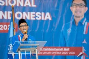 Bintang Muda Indonesia Siap Bawa Partai Demokrat Berjaya Kembali Di 2029 2 Kepengurusan Dewan Pimpinan Nasional (Dpn) Bintang Muda Indonesia (Bmi) Periode 2025–2030 Resmi Dilantik. Acara Pelantikan Organisasi Sayap Pemuda Partai Demokrat Itu Diselenggarakan Di Hotel Acacia, Jakarta Pusat, Senin (27/10/2025). Hadir Dalam Pelantikan Pendiri Partai Demokrat Prof Dr Subur Budi Santoso, Wamenaker Yang Juga Wasekjen Partai Demokrat Afriansah Noor, Anggota Dewan Kehormatan Partai Demokrat, Mayjen Tni (Purn) Ahmad Yani Basuki, Wabendum Partai Demokrat Steven Rumangkang, Anggota Dpr Ri Partai Demokrat, Sartono Hutomo Dan Umar Arsal, Bupati Sekadau Yang Merupakan Kader Partai Demokrat, Aron Sh. Hadir Pula Mantan Komandan Tkn Fanta Prabowo-Gibran, Arif Rosyid Hasan. Dalam Prosesi Pelantikan, Ketua Umum Bmi Terpilih Farkhan Evendi Dan Pengurus Lainnya Mengucapkan Ikrar Dan Sumpah Yang Dipimpin Langsung Oleh Dewan Pengawas Bmi, Nawa Said Dimyati. Usai Dilantik, Ketua Umum Dpn Bintang Muda Indonesia Farkhan Evendi Ucapkan Terimakasih Diberi Amanat Kembali Memimpin Bmi. Di Periode Kedua Ini, Farkhan Mengajak Semua Pengurus Dan Kader Bmi Menjaga Amanah Utama Yaitu Membantu Partai Demokrat Berjaya Kembali. &Quot;Amanah Kita Adalah Memperkuat Partai Demokrat Untuk Berjaya Kembali. Ini Amanah Yang Harus Dijaga,&Quot; Tegas Pria Yang Biasa Dipanggil Cak Farkhan Itu. Farkhan Juga Mengajak Semua Untuk Bekerja Nyata Bagi Rakyat. Menurutnya Di Indonesia Sudah Banyak Dan Tumpah Ruah Dengan Kata-Kata. Makanya Bmi Tidak Boleh Seperti Itu. &Quot;Kita Diam Tapi Bekerja, Berbuat Secara Nyata. Membuktikan Kepada Rakyat. Karena Indonesia Ini Sudah Banyak Dan Tumpah Ruah Oleh Kata-Kata,&Quot; Paparnya. Farkhan Menilai Soal Maju Mundurnya Organisasi Bukan Tergantung Dari Pengurus Inti Saja Tetapi Semua Pengurus Dan Kader. Makanya Harus Ditanamkan Dalam Diri Masing-Masing Bahwa Di Dunia Politik Diniatkan Sebagai Ibadah. &Quot;Bmi Menjadi Wadah Untuk Mendidik Calon Pemimpin Muda Yang Punya Karakter Dan Etika. Karakter Tertinggi Adalah Mementingkan Rakyat. Jadi Bmi Ini Ruang Bersama Kita, Semua Adalah Sahabat, Tidak Ada Saling Tikung, Semua Berkembang Saling Mendukung Sesuai Cita-Cita Kita,&Quot; Katanya. Sementara Itu Dalam Sambutannya, Wamenaker Afriansyah Noor Mengapresiasi Kiprah Bmi Yang Sudah Menginjak Periode Kedua. Meski Masih Sangat Namun Mampu Berkiprah Dengan Baik Dalam Memperkuat Partai Menuju Kemenangan Dan Kejayaan Di Masa Depan. &Quot;Yang Penting Semangat Dan Mempunyai Niat Kuat, Sabar, Tulus Dan Ikhlas. Hal-Hal Itu Yang Harus Dipegang Dengan Baik. Bmi Saya Lihat Semakin Kuat,&Quot; Tuturnya. Wamenaker Juga Menyampaikan Pentingnya Kaderisasi Dalam Sebuah Organisasi, Termasuk Di Dalam Bmi. Menurutnya, Organisasi Bukan Sekedar Nama Dan Ada Pengurus Di Tiap Daerah, Namun Kaderisasi Sangat Penting Untuk Regenerasi. &Quot;Harapan Saya Bmi Melakukan Kolaborasi Dengan Seluruh Elemen. Mempunyai Komitmen Memperkuat Partai Agar Partai Demokrat Berjaya Kembali Di Tahun 2029,&Quot; Tegas Dia. Pendiri Partai Demokrat Prof Subur Budi Santoso Memberi Nasehat Juga Untuk Para Pengurus Bmi. Menurutnya, Bmi Harus Mampu Meliat Peluang, Membaca Situasi Dan Keadaan Yang Terjadi. &Quot;Kemudian Sebagai Anak Muda, Harus Selalu Hormat Dan Belajar Dengan Menimba Pengalaman Kepada Para Senior,&Quot; Ujarnya