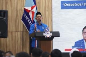 Gus Farkhan: Semangat Revitalisasi Jiwa Kepemudaan Dapat Dijabarkan Dalam Mendukung Perubahan Lebih Baik 1 Ketua Dewan Pimpinan Nasional Bintang Muda Indonesia (Bmi) Farkhan Evendi Mengatakan, Ada Makna Mendalam Di Balik Peringatan Sumpah Pemuda Bertepatan Tangal 28 Oktober Saat Ini. Farkhan Mengatakan, Ruh Sumpah Pemuda Pada 28 Oktober 1928 Atau Ratusan Tahun Lalu Itu Tak Hanya Bernilai Kebangsaan, Kenegaraan Dalam Jiwa Bertumpah Darah Indonesia. “Namun Dalam Kontek Sekarang Perlu Dimaknai Revitaliasi Semangat Kempemudaan,” Ujar Farkhan, Dalam Pernyataan Resmi Peringatan Hari Sumpah Pemuda, 28 Oktober 2025.10.28 Menurut Farkhan, Semangat Revitalisasi Jiwa Kepemudaan Dapat Dijabarkan Dalam Mendukung Perubahan Lebih Baik Dan Keberpihakan Kaum Lemah. “Karena Kontek Saat Ini Sudah Meraih Kemederkaan, Tinggal Mengubah Pola Pikir Berpihak Yang Jelas, Salah Satunya Berpihak Kepada Kaum Lemah Dan Margial Atau Musta’afin,” Ujar Farkhan Menambahkan. Ia Menegaskan Keperpihakan Pemuda Dalam Kontek Sekarang Itu Dinilai Perlu, Ketika Kemerdekan Secara Dejure Masih Menyisakan Pekerjaan Rumah Atau Pr. Di Antaranya Masih Ada Ketimpangan Kemiskinan, Dikriminasi Minoritas Dan Nilai Keadilan Berbasis Gender. Sejumlah Masalah Itu, Kata Farkhan, Menjadi Tanggungjawab Pemuda Sekarang Melakukan Langkah Nyata Dengan Prorgram Dan Kegiatan Yang Dijiwai Prinsip Menegakakn Keadilan Serta Menolong Kelompok Rentan. “Baik Rentan Ekonomi, Rentan Diskrimansi Maupun Kerentanan Lain,” Ujar Farkhan. Selain Itu Farkhan Mengingatkan Pentingnya Menjaga Identitas Pemuda Yang Selalu Hadir Sebagai Pendobrak Ketika Menemukan Tatanan Sistem Maupun Nilai-Nilai Yang Merugikan Publik Dan Bangsa. “Selalu Hadir Dalam Kepeloporan Di Semua Sektor. Termasuk Mendobrak Paradigma Atau Pola Pikir Dan Peran Menata Sistem Yang Lebih Baik,” Kata Farkhan Menjelaskan.