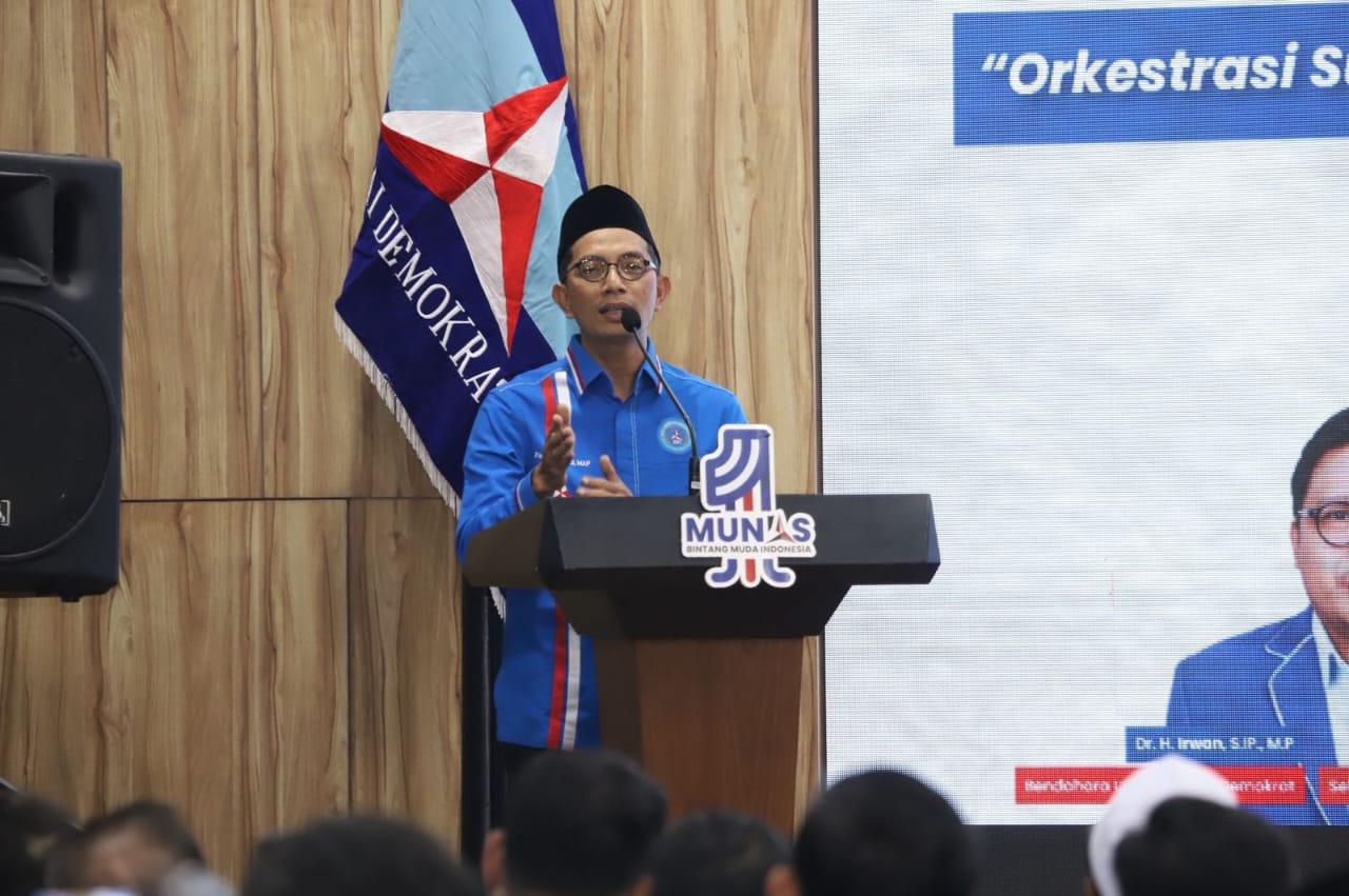 Gus Farkhan: Semangat Revitalisasi Jiwa Kepemudaan Dapat Dijabarkan Dalam Mendukung Perubahan Lebih Baik 1 Ketua Dewan Pimpinan Nasional Bintang Muda Indonesia (Bmi) Farkhan Evendi Mengatakan, Ada Makna Mendalam Di Balik Peringatan Sumpah Pemuda Bertepatan Tangal 28 Oktober Saat Ini. Farkhan Mengatakan, Ruh Sumpah Pemuda Pada 28 Oktober 1928 Atau Ratusan Tahun Lalu Itu Tak Hanya Bernilai Kebangsaan, Kenegaraan Dalam Jiwa Bertumpah Darah Indonesia. “Namun Dalam Kontek Sekarang Perlu Dimaknai Revitaliasi Semangat Kempemudaan,” Ujar Farkhan, Dalam Pernyataan Resmi Peringatan Hari Sumpah Pemuda, 28 Oktober 2025.10.28 Menurut Farkhan, Semangat Revitalisasi Jiwa Kepemudaan Dapat Dijabarkan Dalam Mendukung Perubahan Lebih Baik Dan Keberpihakan Kaum Lemah. “Karena Kontek Saat Ini Sudah Meraih Kemederkaan, Tinggal Mengubah Pola Pikir Berpihak Yang Jelas, Salah Satunya Berpihak Kepada Kaum Lemah Dan Margial Atau Musta’afin,” Ujar Farkhan Menambahkan. Ia Menegaskan Keperpihakan Pemuda Dalam Kontek Sekarang Itu Dinilai Perlu, Ketika Kemerdekan Secara Dejure Masih Menyisakan Pekerjaan Rumah Atau Pr. Di Antaranya Masih Ada Ketimpangan Kemiskinan, Dikriminasi Minoritas Dan Nilai Keadilan Berbasis Gender. Sejumlah Masalah Itu, Kata Farkhan, Menjadi Tanggungjawab Pemuda Sekarang Melakukan Langkah Nyata Dengan Prorgram Dan Kegiatan Yang Dijiwai Prinsip Menegakakn Keadilan Serta Menolong Kelompok Rentan. “Baik Rentan Ekonomi, Rentan Diskrimansi Maupun Kerentanan Lain,” Ujar Farkhan. Selain Itu Farkhan Mengingatkan Pentingnya Menjaga Identitas Pemuda Yang Selalu Hadir Sebagai Pendobrak Ketika Menemukan Tatanan Sistem Maupun Nilai-Nilai Yang Merugikan Publik Dan Bangsa. “Selalu Hadir Dalam Kepeloporan Di Semua Sektor. Termasuk Mendobrak Paradigma Atau Pola Pikir Dan Peran Menata Sistem Yang Lebih Baik,” Kata Farkhan Menjelaskan.