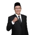 H.ayep Zaki : Menanam Abadi, Menuai Berkah Tanpa Henti 4 Sumpah Pemuda: Momentum Kebangkitan Kolektif Tanggal 28 Oktober Selalu Mengingatkan Bangsa Ini Pada Ikrar Sakral Para Pemuda Tahun 1928: Satu Tanah Air, Satu Bangsa, Satu Bahasa—Indonesia. Sumpah Pemuda Bukan Sekadar Peristiwa Historis, Tetapi Energi Moral Untuk Terus Memperjuangkan Kemandirian Bangsa. Dulu Perjuangan Dilakukan Dengan Bambu Runcing Dan Pena, Kini Perjuangan Itu Menuntut Transformasi Ekonomi, Kemandirian Finansial, Dan Keadilan Sosial. Spirit Sumpah Pemuda Hari Ini Harus Diterjemahkan Ke Dalam Gerakan Ekonomi Umat Yang Kuat Dan Berkelanjutan. Salah Satu Instrumen Strategis Yang Sesuai Dengan Nilai Keikhlasan, Gotong Royong, Dan Keadilan Sosial Adalah Wakaf Uang. *Wakaf Uang: Instrumen Kemandirian Ekonomi Umat* Wakaf Uang Bukan Sekadar Ibadah Sosial, Melainkan _Financial Instrument_ Yang Mampu Menciptakan Keberlanjutan Ekonomi Berbasis Nilai. Dengan Regulasi Yang Jelas Melalui Uu No. 41 Tahun 2004 Tentang Wakaf, Pp No. 42 Tahun 2006, Dan Dukungan Peraturan Bwi Dan Dsn-Mui, Wakaf Uang Kini Bisa Dikelola Secara Profesional, Transparan, Dan Produktif. Setiap Rupiah Wakaf Uang Memiliki Kekuatan Mengganda: Abadi Dalam Nilai, Produktif Dalam Manfaat. Ketika Dikelola Dengan Prinsip Wakaf Produktif, Dana Ini Dapat Diinvestasikan Ke Instrumen Syariah Seperti Sukuk Negara, Sukuk Korporasi, Cwls (Cash Waqf Linked Sukuk), Cwld (Cash Waqf Linked Deposit), Atau Sektor Riil Yang Menumbuhkan Pelaku Usaha Mikro. Keuntungan Hasil Pengelolaan Disalurkan Kembali Untuk Pemberdayaan Sosial, Pendidikan, Kesehatan, Dan Umk Tanpa Mengurangi Pokoknya. *Dari Idealisme Pemuda Ke Gerakan Ekonomi* Pemuda Hari Ini Tidak Hanya Ditantang Untuk Bersumpah Tentang Identitas, Tetapi Juga Untuk Berikrar Atas Kemandirian Ekonomi Bangsanya Sendiri. Melalui Gerakan Wakaf Uang, Pemuda Dapat Berperan Sebagai Penggerak Transformasi Finansial Yang Berlandaskan Nilai Spiritual. Bayangkan Jika Satu Juta Pemuda Indonesia Mewakafkan Rp100.000 Saja Setiap Bulan. Maka Akan Terkumpul Dana Abadi Rp100 Miliar Per Bulan—Sebuah Dana Kedaulatan Ekonomi Umat Yang Dapat Menghidupi Ribuan Umk Melalui Skema Qardhul Hasan, Membantu Pesantren, Membantu Kaum Dhu'Afa, Dan Memperkuat Ketahanan Sosial Masyarakat. Inilah Bentuk Baru “Sumpah Pemuda Ekonomi”: Satu Visi Kesejahteraan, Satu Semangat Kemandirian, Satu Aksi Wakaf Produktif. *Menanam Abadi, Menuai Berkah Tanpa Henti* Dalam Konsep Ekonomi Wakaf, _Giving Never Ends_. Nilai Kebaikan Terus Berputar, Menciptakan Rantai Keberkahan Yang Tidak Terputus. Wakaf Uang Adalah Jihad Ekonomi Yang Menjadikan Setiap Pemuda Bukan Sekadar Konsumen Global, Tetapi Produsen Kebaikan. Momentum Hari Sumpah Pemuda Harus Menjadi Titik Balik Untuk Mengubah Paradigma: Dari _Charity-Based Movement_ Menuju _Investment-Based Philanthropy_. Gerakan Ini Bukan Sekadar Berbagi, Tapi Membangun Sistem Ekonomi Yang Berkeadilan Dan Berkelanjutan. *Wakaf Uang* Adalah Jembatan Antara Iman Dan Pembangunan, Antara Spiritualitas Dan Kemandirian Nasional. Jika Sumpah Pemuda 1928 Melahirkan Indonesia Merdeka, Maka Sumpah Pemuda Ekonomi Melalui Wakaf Uang Akan Melahirkan Indonesia Berdaulat Dan Makmur. “Bangsa Yang Besar Bukan Hanya Yang Mengenang Perjuangan, Tetapi Yang Melanjutkan Perjuangan Dengan Cara Yang Relevan Di Zamannya.”