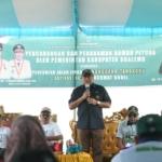 Pemkot Sukabumi Bersama Pemkab Boalemo Rajut Persahabatan 2 Wali Kota Sukabumi H. Ayep Zaki Menghadiri Pencanangan Dan Penanaman Bambu Betung Yang Digelar Pemerintah Kabupaten Boalemo, Gorontalo. Ini Menjadi Momentum Kebersamaan Dua Daerah Yang Terjalin Dalam Semangat Menanam Kebaikan. “Saya Bersama Bupati Boalemo (Rum Pagau) Dan Wakil Ketua Dprd Provinsi Gorontalo (Ridwan Monoarfa), Baru Saja Menanam Bambu Betung. Ini Menjadi Lambang Menanam Kebaikan Antara Kota Sukabumi Dan Kabupaten Boalemo. Mudah-Mudahan Pada Waktunya, Kita Akan Memanen Benih Kebaikan Ini,” Ujar H. Ayep Zaki Sesaat Setelah Menanam Bambu Betung Di Desa Kuala Lumpur, Kecamatan Paguyaman, Kabupaten Boalemo, Gorontalo, Kamis (30/10/2025). Penanaman Tersebut Juga Disaksikan Anggota Dpr Ri Dari Dapil Gorontalo Yang Juga Ketua Dpw Nasdem Gorontalo, Rachmat Gobel, Bupati Boalemo Rum Pagau, Wakil Bupati Lahmuddin Hambali, Jajaran Forkopimda Boalemo, Serta Sekretaris Daerah Kota Sukabumi, H. Andang Tjahjandi. Dalam Kesempatan Tersebut, Ayep Zaki Menyampaikan Makna Di Balik Penanaman Bambu Betung Yang Dilakukan Bersama Para Tokoh Daerah Dan Nasional, Bahwa Setiap Kebaikan Yang Ditanam Akan Melahirkan Kebaikan Baru Di Masa Mendatang. “Apabila Kita Menanam, Pasti Akan Memanen. Maka Tanamlah Kebaikan Agar Kita Memanen Kebaikan Juga,” Tukasnya. *Menanam Kebaikan Dalam Bentuk Wakaf Produktif* Semangat Menanam Kebaikan Juga Muncul Dalam Bentuk Lain, Yakni Melalui Program Wakaf Produktif Yang Telah Dijalankan Di Kota Sukabumi. Program Ini Mendapat Apresiasi Langsung Dari Rachmat Gobel, Yang Melihat Kesamaan Nilai Antara Gerakan Pelestarian Bambu Dengan Semangat Pemberdayaan Ekonomi Umat Melalui Wakaf. “Saya Menyambut Baik Program Wakaf Produktif Di Kota Sukabumi. Ke Depan, Kami Di Gorontalo Akan Mengimplementasikan Konsep Wakaf Produktif Tersebut,” Ujar Rachmat Gobel Dalam Pernyataannya. Rachmat Gobel Menilai, Gerakan Wakaf Produktif Seperti Yang Dikembangkan Di Kota Sukabumi Adalah Bentuk Nyata Dari Menanam Kebaikan Sosial Dan Ekonomi Yang Hasilnya Dapat Dinikmati Masyarakat Luas. &Quot;Wakaf Tidak Hanya Dimaknai Sebagai Ibadah, Sekaligus Instrumen Pembangunan Berkelanjutan Yang Mampu Memberdayakan Komunitas Dan Memperkuat Kemandirian Ekonomi Umat,&Quot; Jelas Gobel. Ini Seolah Menegaskan Di Akar Rumput Telah Terjalin Kolaborasi Yang Mapan Antara Gorontalo Dan Kota Sukabumi, Rachmat Gobel Dan Ayep Zaki. Di Tempat Yang Sama, Bupati Boalemo Rum Pagau Menilai Kegiatan Penanaman Bambu Ini Sebagai Langkah Strategis Untuk Pelestarian Lingkungan Sekaligus Edukasi Ekologis Bagi Masyarakat. “Program Ini Sangat Bagus, Bambu Di Masa Depan Akan Menjadi Pengganti Kayu. Penebangan Kayu Sangat Dilarang Karena Kita Berada Di Wilayah Khatulistiwa, Di Mana Hutan Kita Adalah Paru-Paru Dunia,” Ungkap Rum Pagau. *Simbol Persaudaraan Dan Peradaban* Penanaman Bambu Betung Di Gorontalo Menjadi Simbol Sinergi Lintas Daerah Yang Menghubungkan Nilai Kearifan Lokal Dengan Gerakan Sosial Modern. Baik Penanaman Bambu Maupun Pengembangan Wakaf Produktif Sama-Sama Berakar Pada Prinsip Keberlanjutan Dan Kemaslahatan. Dari Kegiatan Ini, Terlihat Bagaimana Pemerintah Kota Sukabumi Dan Kabupaten Boalemo Saling Menginspirasi Dalam Membangun Peradaban Baru Yang Berlandaskan Kebaikan, Gotong Royong, Dan Kepedulian Terhadap Lingkungan Serta Kesejahteraan Masyarakat.
