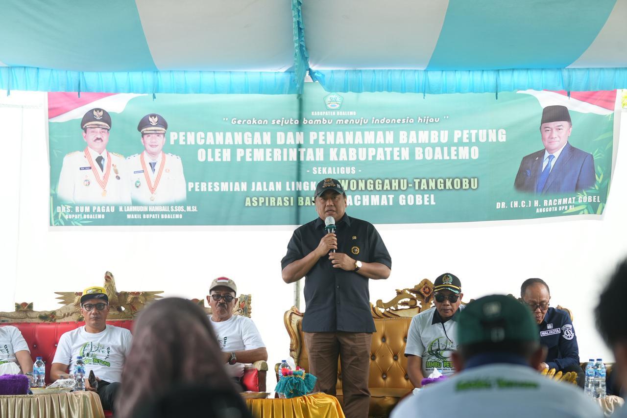 Pemkot Sukabumi Bersama Pemkab Boalemo Rajut Persahabatan 1 Wali Kota Sukabumi H. Ayep Zaki Menghadiri Pencanangan Dan Penanaman Bambu Betung Yang Digelar Pemerintah Kabupaten Boalemo, Gorontalo. Ini Menjadi Momentum Kebersamaan Dua Daerah Yang Terjalin Dalam Semangat Menanam Kebaikan. “Saya Bersama Bupati Boalemo (Rum Pagau) Dan Wakil Ketua Dprd Provinsi Gorontalo (Ridwan Monoarfa), Baru Saja Menanam Bambu Betung. Ini Menjadi Lambang Menanam Kebaikan Antara Kota Sukabumi Dan Kabupaten Boalemo. Mudah-Mudahan Pada Waktunya, Kita Akan Memanen Benih Kebaikan Ini,” Ujar H. Ayep Zaki Sesaat Setelah Menanam Bambu Betung Di Desa Kuala Lumpur, Kecamatan Paguyaman, Kabupaten Boalemo, Gorontalo, Kamis (30/10/2025). Penanaman Tersebut Juga Disaksikan Anggota Dpr Ri Dari Dapil Gorontalo Yang Juga Ketua Dpw Nasdem Gorontalo, Rachmat Gobel, Bupati Boalemo Rum Pagau, Wakil Bupati Lahmuddin Hambali, Jajaran Forkopimda Boalemo, Serta Sekretaris Daerah Kota Sukabumi, H. Andang Tjahjandi. Dalam Kesempatan Tersebut, Ayep Zaki Menyampaikan Makna Di Balik Penanaman Bambu Betung Yang Dilakukan Bersama Para Tokoh Daerah Dan Nasional, Bahwa Setiap Kebaikan Yang Ditanam Akan Melahirkan Kebaikan Baru Di Masa Mendatang. “Apabila Kita Menanam, Pasti Akan Memanen. Maka Tanamlah Kebaikan Agar Kita Memanen Kebaikan Juga,” Tukasnya. *Menanam Kebaikan Dalam Bentuk Wakaf Produktif* Semangat Menanam Kebaikan Juga Muncul Dalam Bentuk Lain, Yakni Melalui Program Wakaf Produktif Yang Telah Dijalankan Di Kota Sukabumi. Program Ini Mendapat Apresiasi Langsung Dari Rachmat Gobel, Yang Melihat Kesamaan Nilai Antara Gerakan Pelestarian Bambu Dengan Semangat Pemberdayaan Ekonomi Umat Melalui Wakaf. “Saya Menyambut Baik Program Wakaf Produktif Di Kota Sukabumi. Ke Depan, Kami Di Gorontalo Akan Mengimplementasikan Konsep Wakaf Produktif Tersebut,” Ujar Rachmat Gobel Dalam Pernyataannya. Rachmat Gobel Menilai, Gerakan Wakaf Produktif Seperti Yang Dikembangkan Di Kota Sukabumi Adalah Bentuk Nyata Dari Menanam Kebaikan Sosial Dan Ekonomi Yang Hasilnya Dapat Dinikmati Masyarakat Luas. &Quot;Wakaf Tidak Hanya Dimaknai Sebagai Ibadah, Sekaligus Instrumen Pembangunan Berkelanjutan Yang Mampu Memberdayakan Komunitas Dan Memperkuat Kemandirian Ekonomi Umat,&Quot; Jelas Gobel. Ini Seolah Menegaskan Di Akar Rumput Telah Terjalin Kolaborasi Yang Mapan Antara Gorontalo Dan Kota Sukabumi, Rachmat Gobel Dan Ayep Zaki. Di Tempat Yang Sama, Bupati Boalemo Rum Pagau Menilai Kegiatan Penanaman Bambu Ini Sebagai Langkah Strategis Untuk Pelestarian Lingkungan Sekaligus Edukasi Ekologis Bagi Masyarakat. “Program Ini Sangat Bagus, Bambu Di Masa Depan Akan Menjadi Pengganti Kayu. Penebangan Kayu Sangat Dilarang Karena Kita Berada Di Wilayah Khatulistiwa, Di Mana Hutan Kita Adalah Paru-Paru Dunia,” Ungkap Rum Pagau. *Simbol Persaudaraan Dan Peradaban* Penanaman Bambu Betung Di Gorontalo Menjadi Simbol Sinergi Lintas Daerah Yang Menghubungkan Nilai Kearifan Lokal Dengan Gerakan Sosial Modern. Baik Penanaman Bambu Maupun Pengembangan Wakaf Produktif Sama-Sama Berakar Pada Prinsip Keberlanjutan Dan Kemaslahatan. Dari Kegiatan Ini, Terlihat Bagaimana Pemerintah Kota Sukabumi Dan Kabupaten Boalemo Saling Menginspirasi Dalam Membangun Peradaban Baru Yang Berlandaskan Kebaikan, Gotong Royong, Dan Kepedulian Terhadap Lingkungan Serta Kesejahteraan Masyarakat.