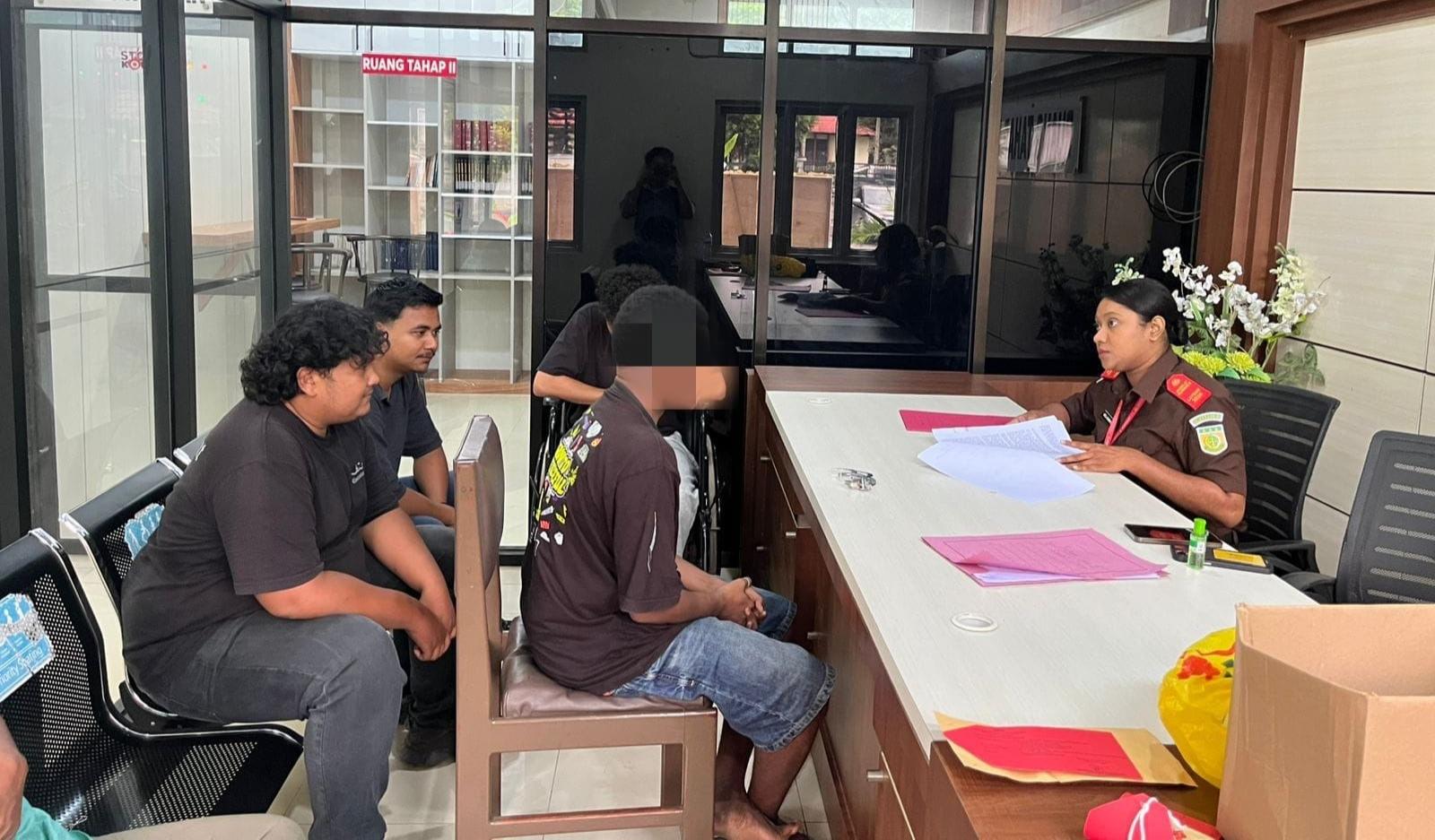 Kasus Perdana Sat Resnarkoba Polres Tambrauw Dilimpahkan Ke Kejaksaan Negeri Sorong 1 Kasus Perdana Sat Resnarkoba Polres Tambrauw Dilimpahkan Ke Kejaksaan Negeri Sorong