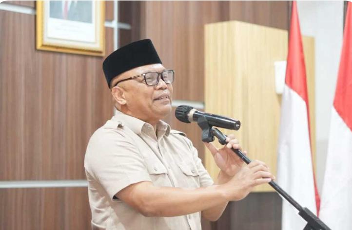 H. Andang Tjahjandi; Pemerintah Kota Sukabumi Berkomitmen Untuk Terus Bekerja Dalam Koridor Akuntabilitas Dan Efektivitas 1 Sebagai Bagian Dari Komitmen Pemerintah Kota Sukabumi Dalam Menjaga Transparansi Dan Akuntabilitas Publik, Penting Untuk Menyampaikan Penjelasan Resmi Kepada Masyarakat Terkait Pembentukan Tim Koordinasi Percepatan Pembangunan (Tkpp) Sekretaris Daerah Kota Sukabumi, H. Andang Tjahjandi, Menegaskan Bahwa Langkah Pembentukan Tkpp Merupakan Bentuk Komitmen Pemerintah Daerah Dalam Menjaga Prinsip Transparansi, Akuntabilitas, Serta Tata Kelola Pemerintahan Yang Baik (Good Governance). Dalam Pernyataannya, Sekda Menjelaskan Bahwa Pembentukan Tkpp Dilakukan Sesuai Dengan Ketentuan Hukum Yang Berlaku Dan Merupakan Praktik Yang Lazim Diberlakukan Di Berbagai Daerah Serta Telah Diterapkan Pula Pada Periode Sebelumnya. Penyesuaian Nomenklatur Tkpp Disebut Sebagai Upaya Keselarasan Dengan Praktik Di Pemerintah Pusat Maupun Daerah Lain. “Keberadaan Tkpp Dinilai Berdampak Langsung Pada Meningkatnya Pendapatan Asli Daerah (Pad) Serta Menguatnya Sinergi Antarlembaga Dan Perangkat Daerah,” Ujar Sekda Kota Sukabumi. Kontribusi Itu Antara Lain Tercermin Pada Peningkatan Kinerja Sejumlah Bumd Dan Blud Di Kota Sukabumi. Direktur Utama Perumda Bpr Kota Sukabumi, Sutrisno Priyosuryono, Menyampaikan, “Keberadaan Tim Komunikasi Percepatan Pembangunan Memberikan Manfaat Konkret Dalam Meningkatkan Citra Usaha Dan Kepercayaan Publik, Terutama Di Lingkungan Pemkot Sukabumi. Dampak Positif Tersebut Terlihat Dari Peningkatan Kinerja Usaha, Di Mana Laba (Gross) Naik Signifikan Dari Rp2,5 Miliar Pada Periode 2024 Menjadi Rp4,1 Miliar Hingga September 2025 Dengan Roa Mencapai 8,1% Dan Diperoyeksikan Akan Lebih Besar Lagi Sampai Dengan Akhir Tahun 2025. Angka Roa Ini Sangat Baik Bagi Sebuah Bpr Dan Sebagai Informasi Dalam Analisa Tingkat Kesehatan Bank Berdasarkan Perhitungan Roa, Bpr Dapat Dikategorikan Sangat Sehat Dengan Roa Minimal Sama Atau Lebih Besar Dari 2%. Selain Itu, Dalam Diskusi Dengan Ketua Tim Kpp Pada Selasa, 21 Oktober 2025, Disampaikan Berbagai Masukan Dan Rencana Pengembangan Bpr Kota Tidak Hanya Pada Aspek Penghimpunan Dana, Tetapi Juga Dukungan Dalam Penyelesaian Kredit Bermasalah.”  Kinerja Positif Juga Dicatatkan Perumda Air Minum Tirta Bumi Wibawa Setelah Sebelumnya Mencatat Kerugian Rata-Rata Rp3,6 Miliar Per Tahun Sepanjang 2020 Hingga 2024. Plt Direktur Pdam, Dian Afriyandi, Menjelaskan, “Perusahaan Kini Berhasil Membukukan Profit Sebesar Rp410 Juta Per 30 September 2025 Berkat Pengawasan Dewas.” Dian Afriyandi Melanjutkan, “Capaian Yang Tidak Lepas Dari Perhatian Dan Profesionalitas Dewan Pengawas, H. Ubay, Yang Dianggap Sebagai Sosok Pembimbing Sekaligus Pengawas Kinerja Perusahaan Secara Konsisten; Dukungan Kuat Terhadap Inovasi Seperti Pengembangan Produk Amdk; Serta Arahan Wali Kota Selaku Kuasa Pemilik Modal (Kpm) Bersama Dewan Pengawas Terhadap Penanganan Nrw (Kehilangan Air) Melalui Pembentukan Tim Nrw Yang Fokus Melakukan Berbagai Upaya Penurunan Kebocoran Di Cabang Sukabumi 3.” Pada Sektor Layanan Kesehatan, Peningkatan Drastis Juga Terjadi Pada Rsud R. Syamsudin, S.h. “Rumah Sakit Yang Sebelumnya Mengalami Kerugian Kini Berhasil Menorehkan Profit Sebesar Rp7 Miliar Per 30 September 2025,” Ungkap Direktur Rsud, Yanyan Rusyandi. Ia Menyebutkan Bahwa Peningkatan Signifikan Ini Tidak Lepas Dari Kinerja Ketua Tkpp Yang Juga Menjabat Sebagai Ketua Dewas Rs Dalam Melakukan Monitoring Bulanan Atas Laporan Keuangan Serta Memberikan Rekomendasi Perbaikan, Mengawasi Berbagai Isu Krusial Seperti Penanganan Karyawan Napza, Piutang, Kas Blud, Dan Keluhan Masyarakat, Mengendalikan Belanja Termasuk Remunerasi, Mempercepat Penyelesaian Temuan Bpk, Serta Mendorong Akselerasi Akses Pinjaman Perbankan Guna Memperkuat Likuiditas Dan Pengembangan Layanan Rumah Sakit. Selain Itu, Galih Marelia Selaku Kepala Bpkpd Menjelaskan Bahwa Kontribusi Tkpp Juga Tercermin Pada Peningkatan Pad Kota Sukabumi. Galih Menyebut Capaian Pajak Dan Retribusi Daerah Non-Blud Per 30 September 2024 Tercatat Rp. 66.723.755.800, Meningkat Signifikan Menjadi Rp. 103.726.730.681 Per 30 September 2025 Atau Naik 55%. Pemerintah Juga Membentuk Tim Pic Pad Sebagai Terobosan Untuk Memperkuat Optimalisasi Penerimaan Daerah Dengan Pendekatan Biro Entrepreneur Yang Tetap Menjunjung Akuntabilitas. Menanggapi Pro Kontra Tkpp Serta Dibentukny Panja Tkpp Oleh Dprd Kota Sukabumi, H. Andang Tjahjandi Menyampaikan Harapan Agar Publik Melihat Pembentukan Tkpp Ini Secara Utuh, Objektif, Dan Berbasis Data, Sehingga Tidak Memunculkan Bias Informasi. Ia Menambahkan Bahwa Alokasi Anggaran Penunjang Tkpp Masih Jauh Lebih Kecil Dibanding Capaian Kinerja Yang Diperoleh, Karena Tkpp Berfungsi Sebagai Akselerator Pencapaian Target Pembangunan Daerah. Sekda Menutup Pernyataannya Dengan Memastikan Bahwa Seluruh Kebijakan Terkait Tkpp Dan Penugasan Personelnya Dilakukan Demi Peningkatan Kinerja Fiskal Serta Mutu Pelayanan Publik Yang Berkelanjutan Di Kota Sukabumi. “Pemerintah Kota Sukabumi Berkomitmen Untuk Terus Bekerja Dalam Koridor Akuntabilitas Dan Efektivitas Agar Manfaat Pembangunan Dapat Dirasakan Langsung Oleh Masyarakat,” Tegas Sekretaris Daerah Kota Sukabumi, H. Andang Tjahjandi.