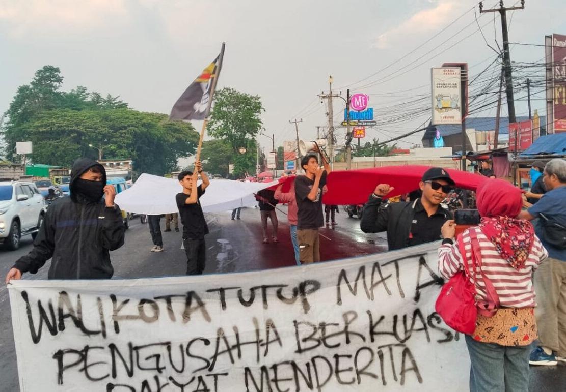 Ada Dugaan Pungli, Mahasiswa Soroti Bangunan Liar Di Atas Pipa Gas Pasar Rau 1 Ada Dugaan Pungli, Mahasiswa Soroti Bangunan Liar Di Atas Pipa Gas Pasar Rau