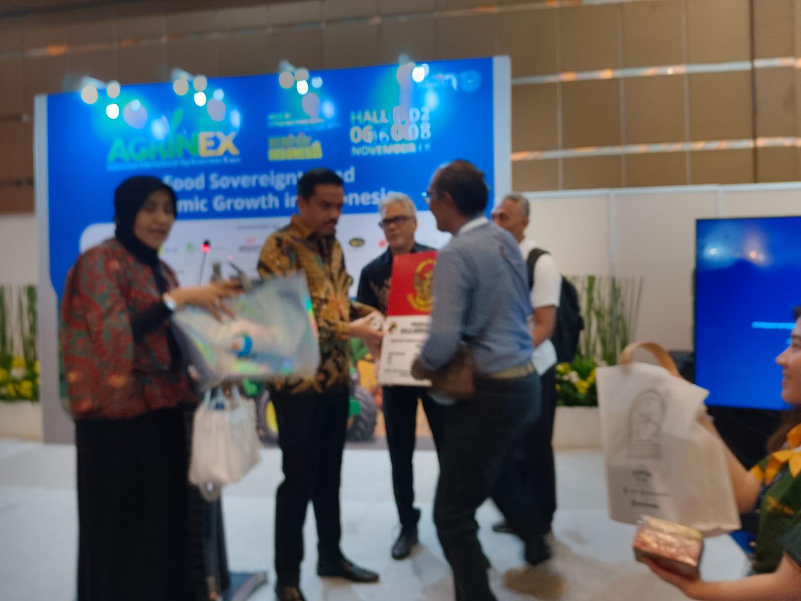 Menteri Umkm Maman Abdurahman Menerima Gula Merah Sawit Dr Yayasan Gerak Nusantara Di Agro Bisnis Expo. 1 Yayasan Gerak Nusantara Kementrian Umkm,