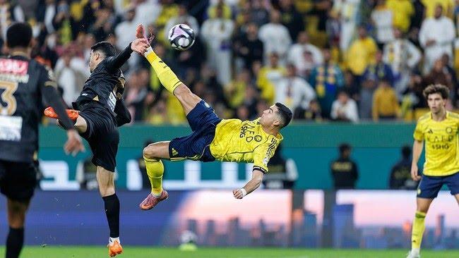 Cristiano Ronaldo Cetak Gol Lewat Salto Di Usia Tua