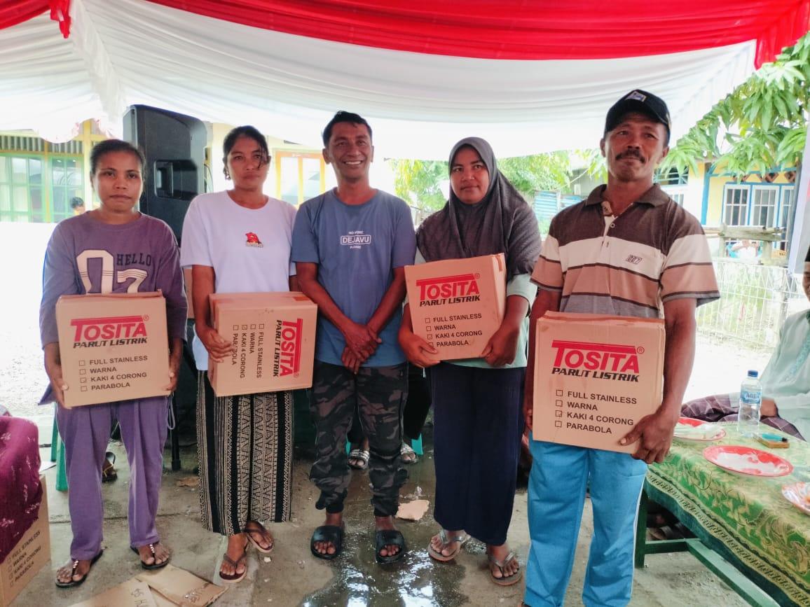 Abu Silawane Serahkan Bantuan Produktif Bagi Warga Kepulauan Manipa