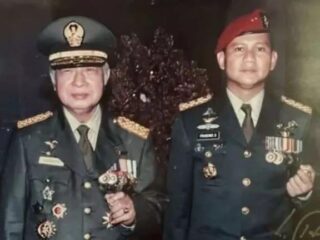 Mengubur Reformasi Dengan Gelar Kepahlawanan Soeharto