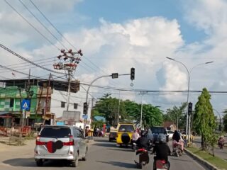 Lampu Merah Tidak Berfungsi, Pengendara Saling Berebut Di Km 8-10 Kota Sorong