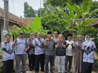 Dindik Lebak Ulurkan Bantuan Ke Pegawai Honorer Di Smpn 2 Cibadak