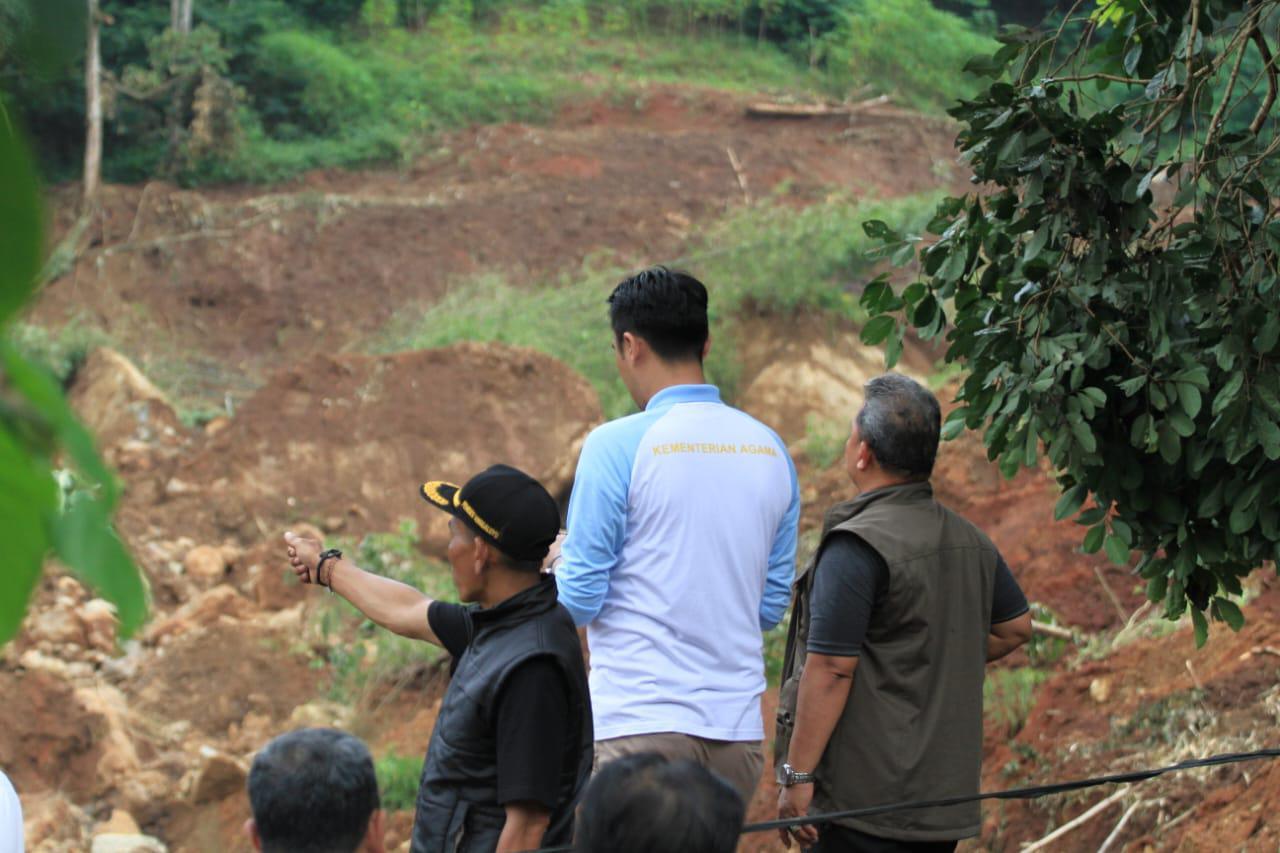 Wujud Peduli, Stafsus Menag Bersama Baznas-Kanwil Jabar Tinjau Lokasi Bencana Di Bandung
