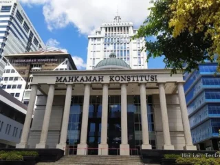 Ketika Politisi Duduk Di Kursi Hakim, Siapa Menjaga Konstitusi?