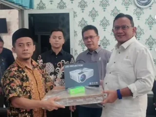 Anton Suratto Peduli Pendidikan Di Sman 2 Gunung Putri Kabupaten Bogor